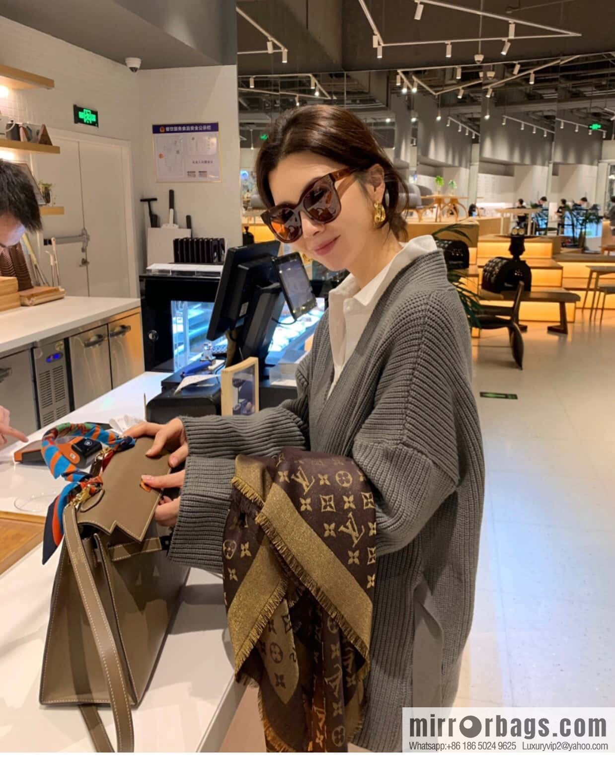 𝐋𝐨𝐮𝐢𝐬 𝐕𝐮𝐢𝐭𝐭𝐨ɴ•『 shine monogram scarf shawl M75122