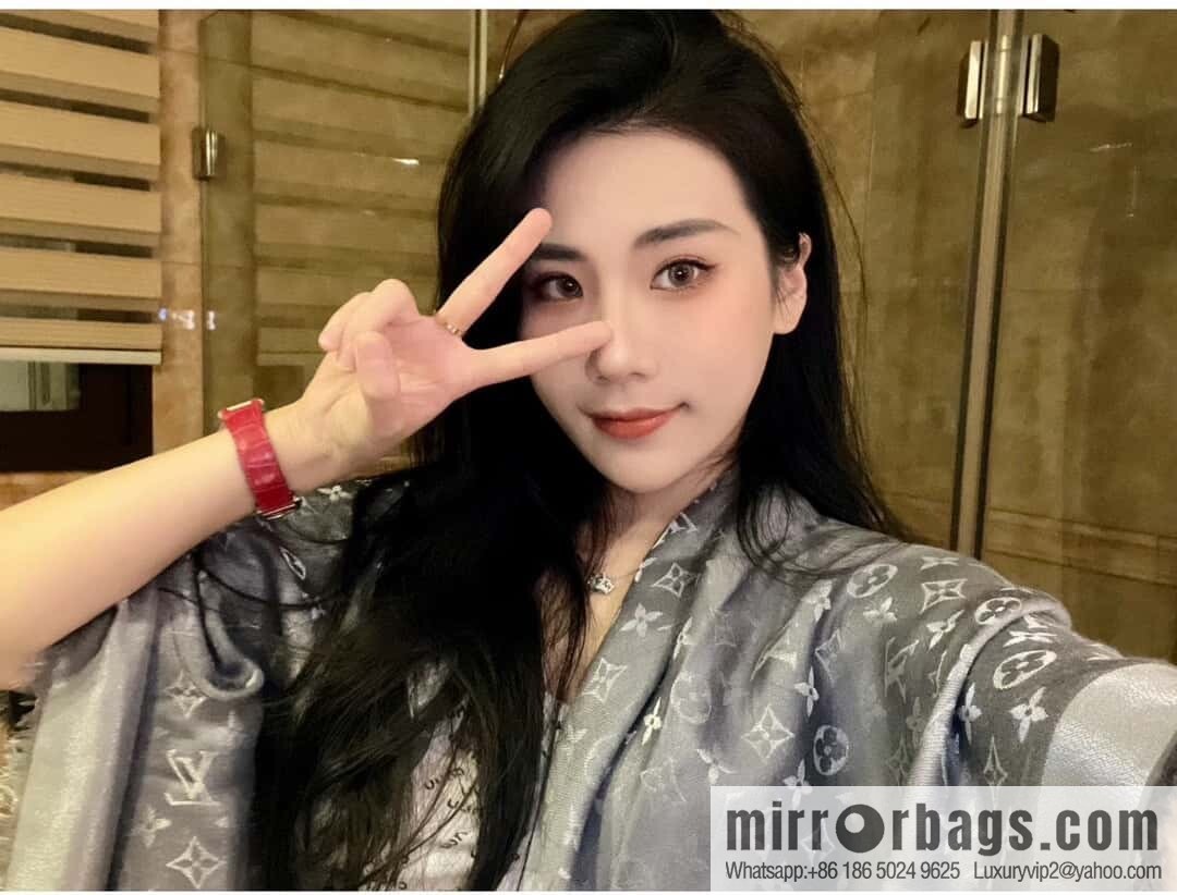 𝐋𝐨𝐮𝐢𝐬 𝐕𝐮𝐢𝐭𝐭𝐨ɴ•『 shine monogram scarf shawl M75120