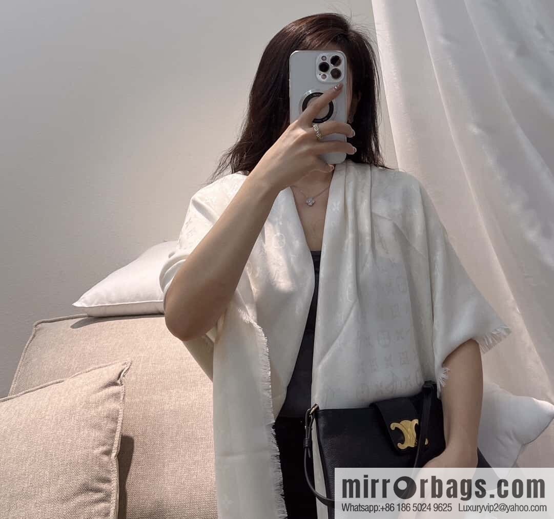 ๐๐จ๐ฎ๐ข๐ฌ ๐๐ฎ๐ข๐ญ๐ญ๐จษดโขใ shine monogram scarf shawl M71330