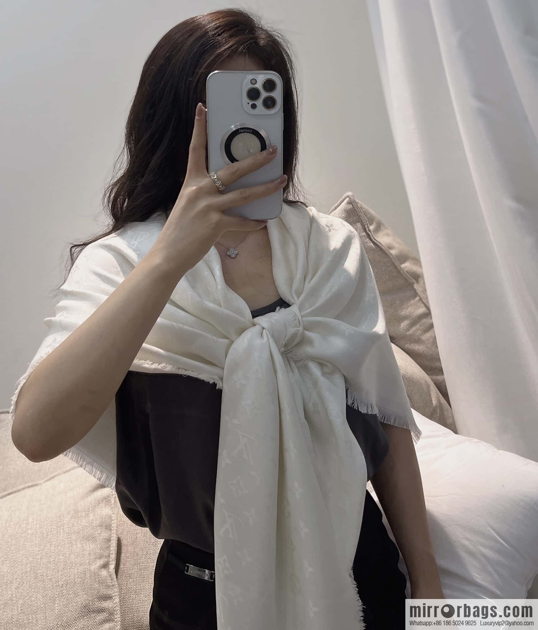 ๐๐จ๐ฎ๐ข๐ฌ ๐๐ฎ๐ข๐ญ๐ญ๐จษดโขใ shine monogram scarf shawl M71330