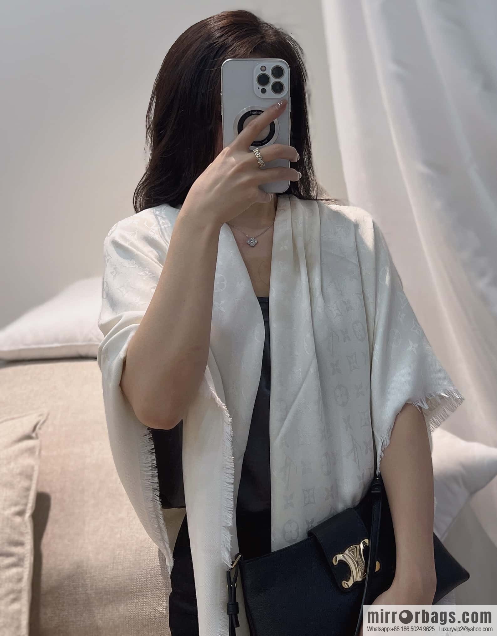 ๐๐จ๐ฎ๐ข๐ฌ ๐๐ฎ๐ข๐ญ๐ญ๐จษดโขใ shine monogram scarf shawl M71330