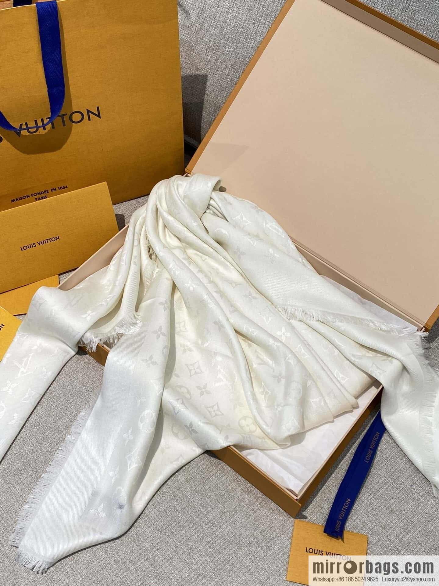 ๐๐จ๐ฎ๐ข๐ฌ ๐๐ฎ๐ข๐ญ๐ญ๐จษดโขใ shine monogram scarf shawl M71330