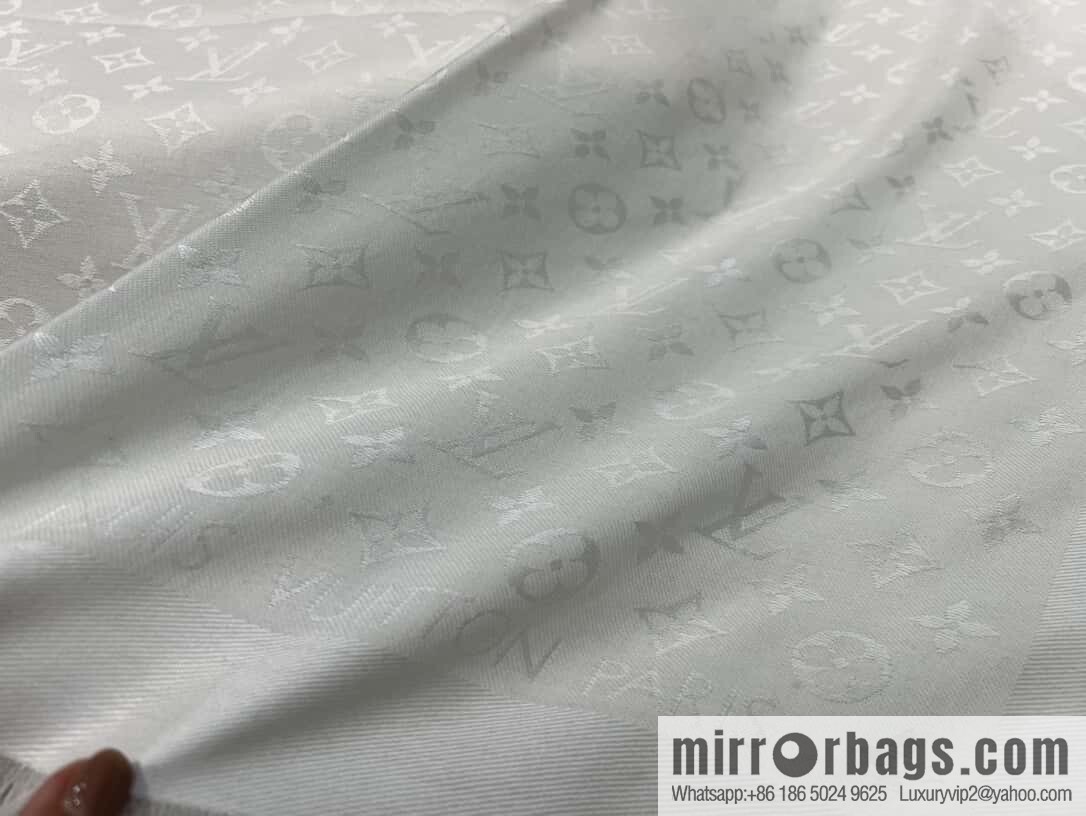 ๐๐จ๐ฎ๐ข๐ฌ ๐๐ฎ๐ข๐ญ๐ญ๐จษดโขใ shine monogram scarf shawl M71330