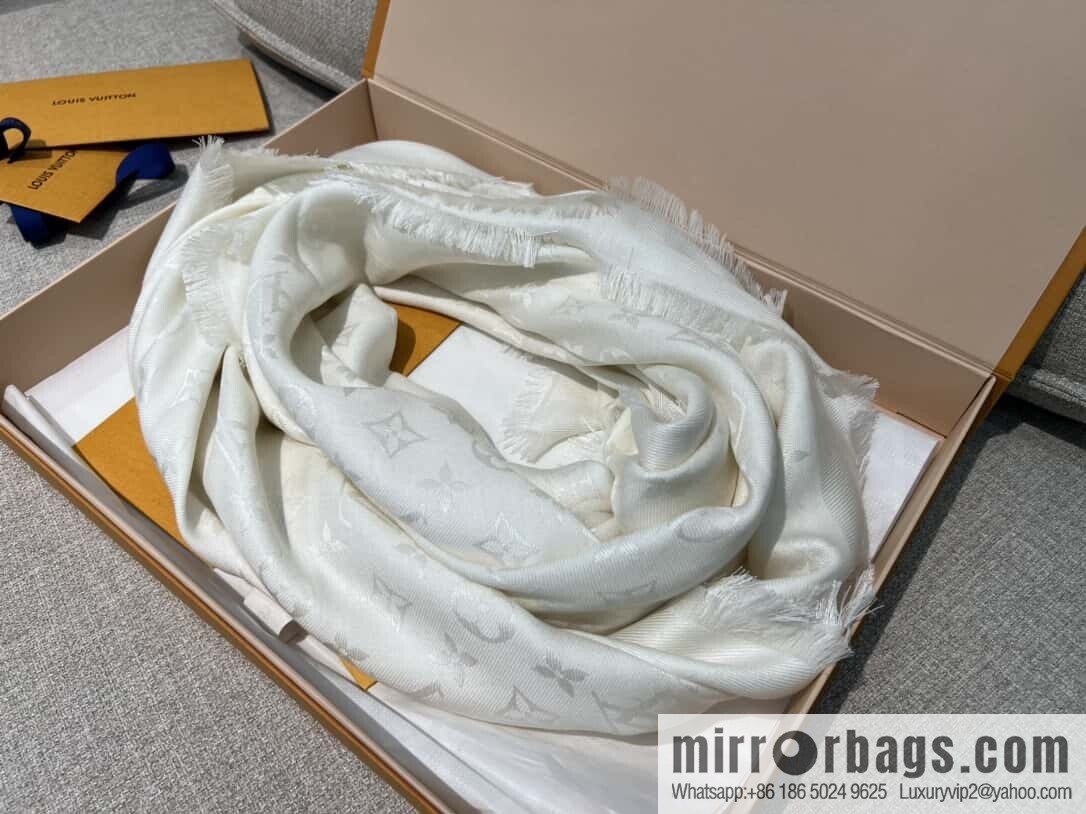 ๐๐จ๐ฎ๐ข๐ฌ ๐๐ฎ๐ข๐ญ๐ญ๐จษดโขใ shine monogram scarf shawl M71330