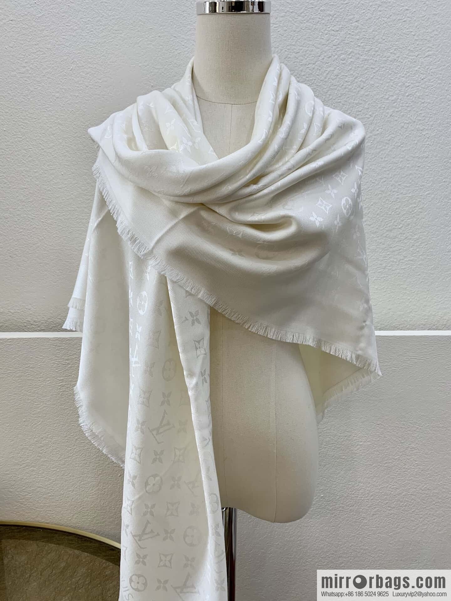 ๐๐จ๐ฎ๐ข๐ฌ ๐๐ฎ๐ข๐ญ๐ญ๐จษดโขใ shine monogram scarf shawl M71330