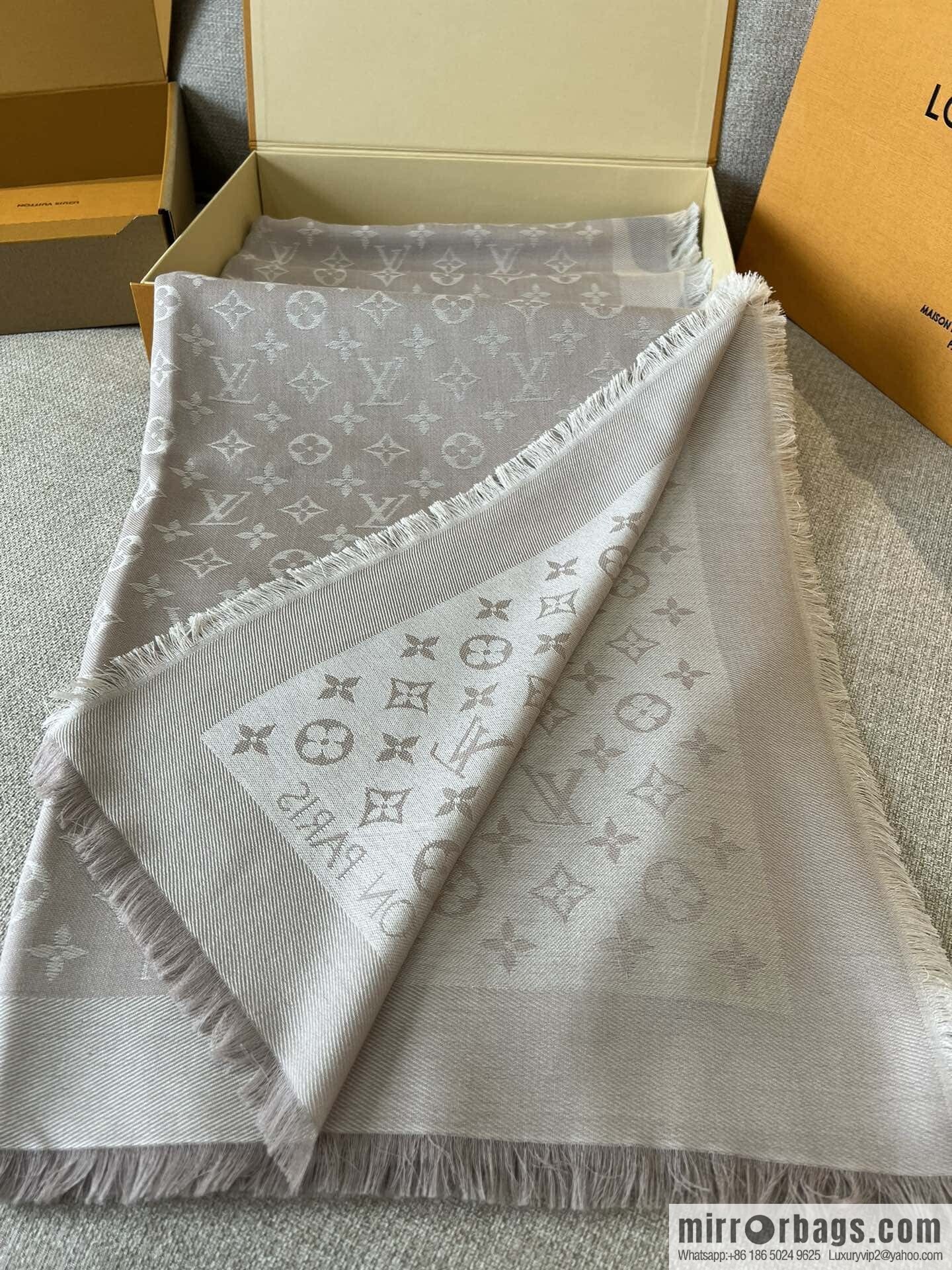 ๐๐จ๐ฎ๐ข๐ฌ ๐๐ฎ๐ข๐ญ๐ญ๐จษดโขใ shine monogram scarf shawl M71336