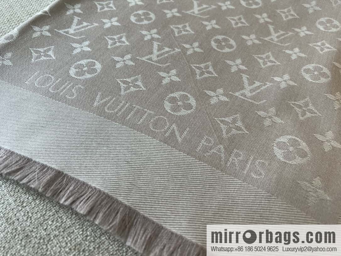 ๐๐จ๐ฎ๐ข๐ฌ ๐๐ฎ๐ข๐ญ๐ญ๐จษดโขใ shine monogram scarf shawl M71336