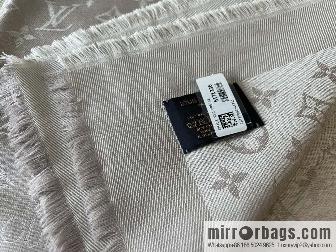๐๐จ๐ฎ๐ข๐ฌ ๐๐ฎ๐ข๐ญ๐ญ๐จษดโขใ shine monogram scarf shawl M71336