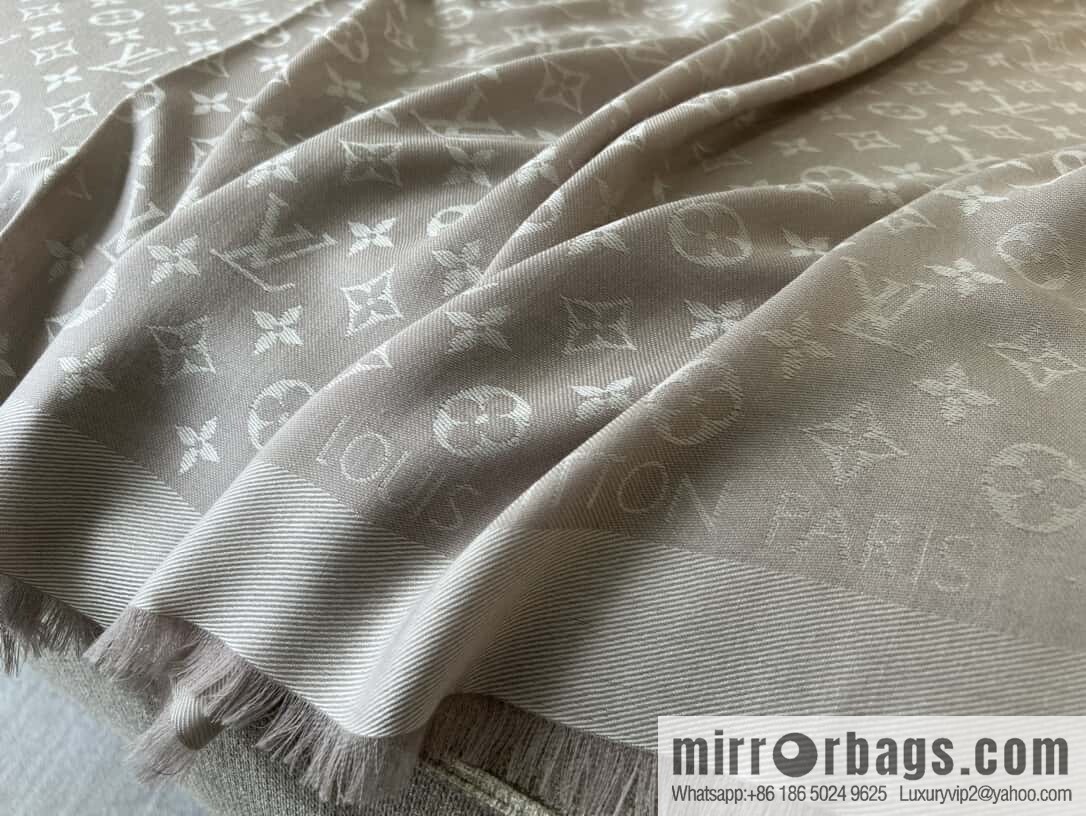 ๐๐จ๐ฎ๐ข๐ฌ ๐๐ฎ๐ข๐ญ๐ญ๐จษดโขใ shine monogram scarf shawl M71336