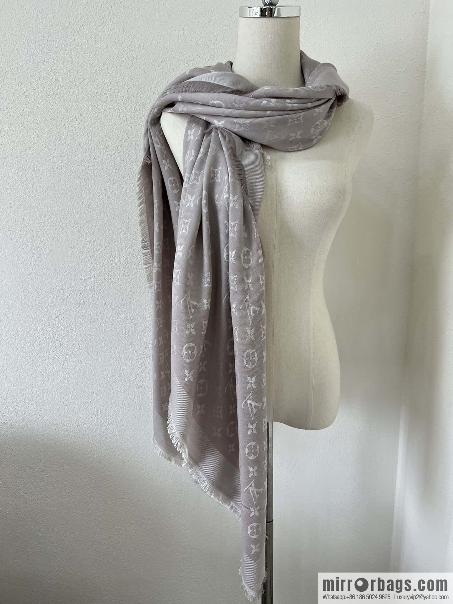 ๐๐จ๐ฎ๐ข๐ฌ ๐๐ฎ๐ข๐ญ๐ญ๐จษดโขใ shine monogram scarf shawl M71336