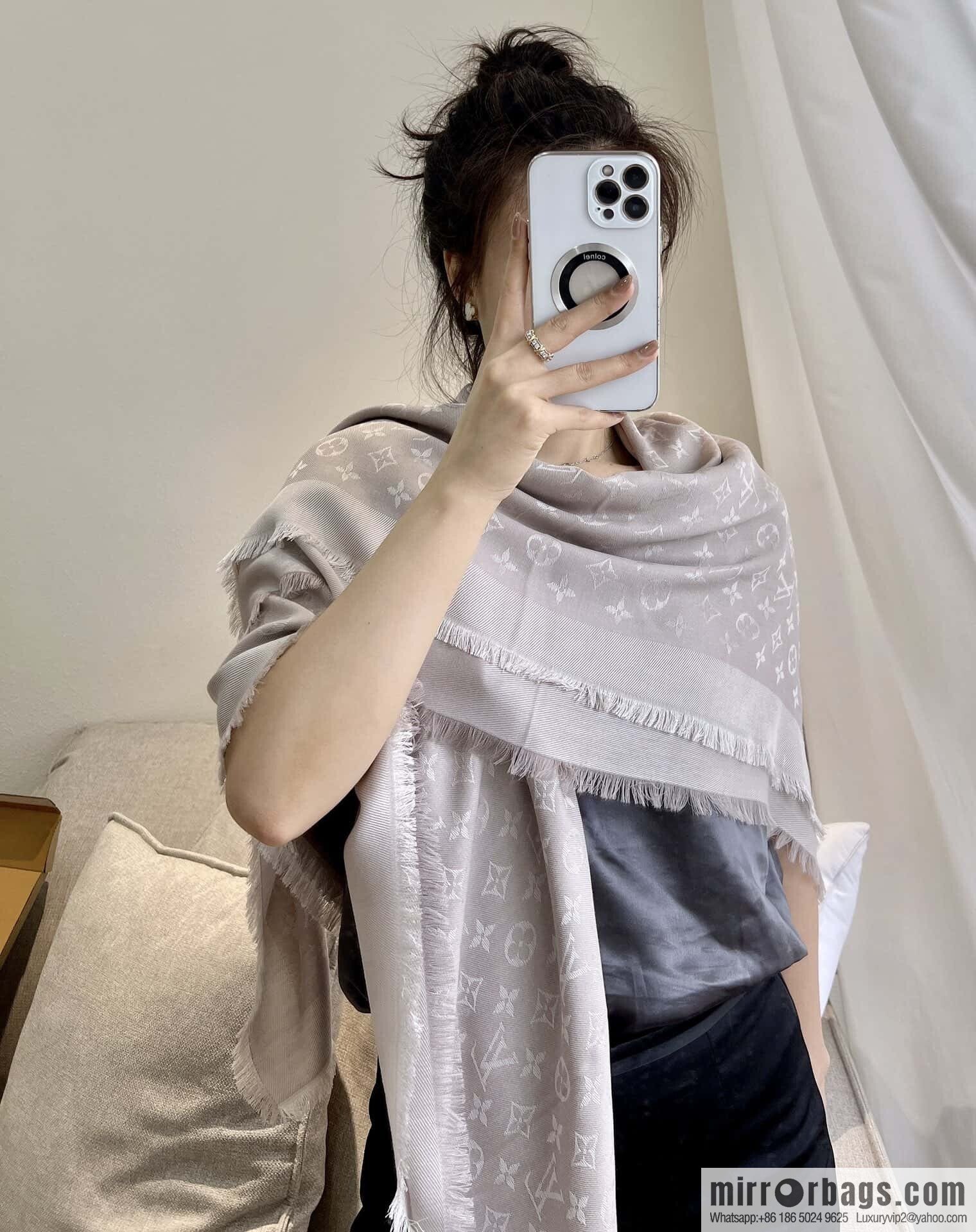 ๐๐จ๐ฎ๐ข๐ฌ ๐๐ฎ๐ข๐ญ๐ญ๐จษดโขใ shine monogram scarf shawl M71336