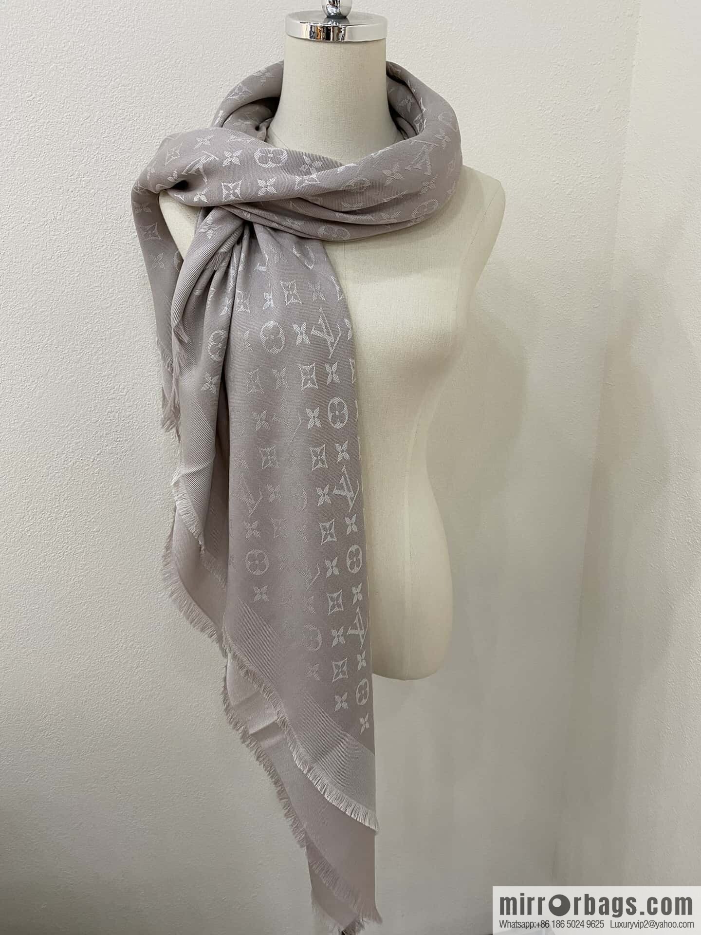 ๐๐จ๐ฎ๐ข๐ฌ ๐๐ฎ๐ข๐ญ๐ญ๐จษดโขใ shine monogram scarf shawl M71336