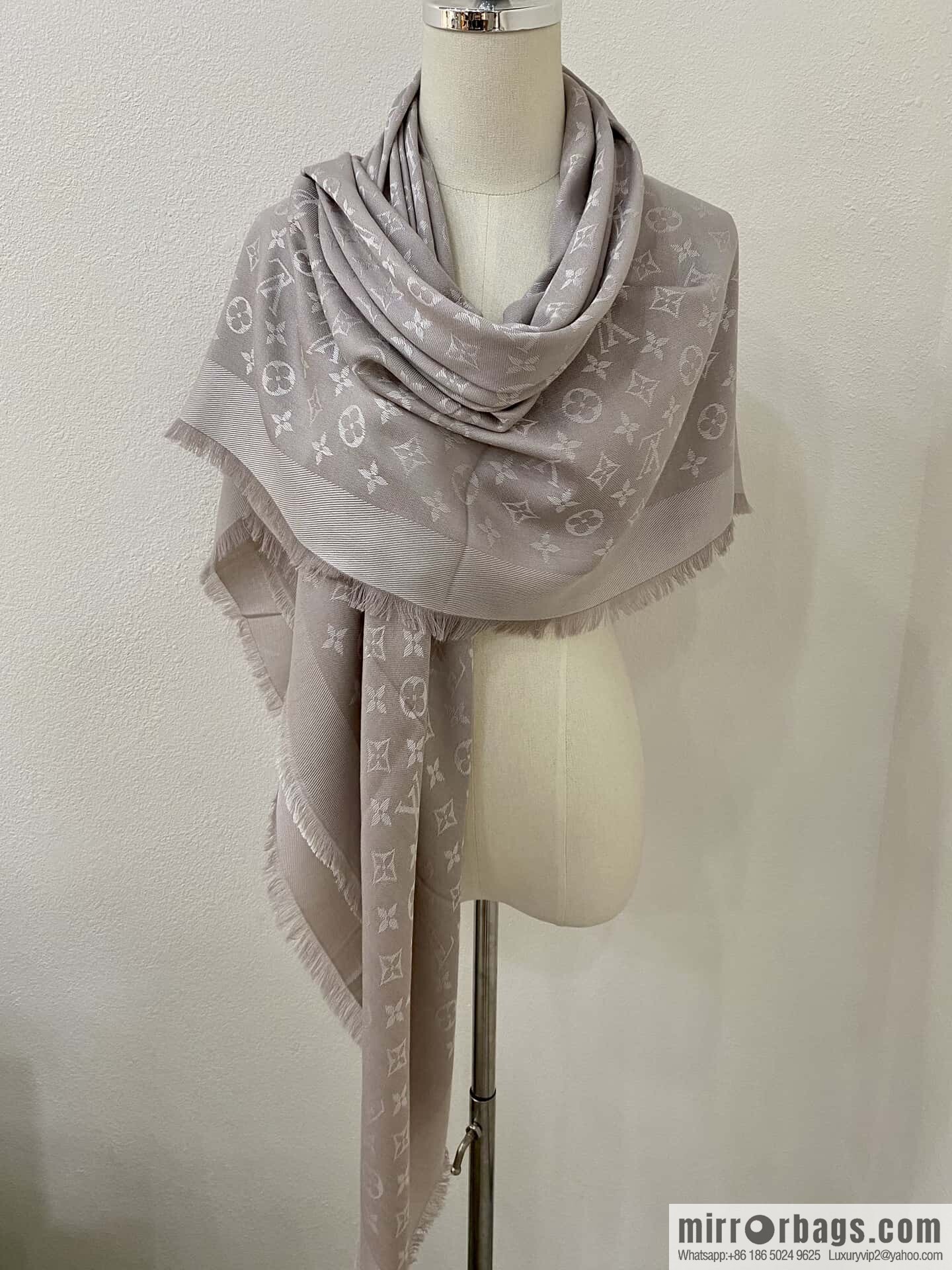 ๐๐จ๐ฎ๐ข๐ฌ ๐๐ฎ๐ข๐ญ๐ญ๐จษดโขใ shine monogram scarf shawl M71336