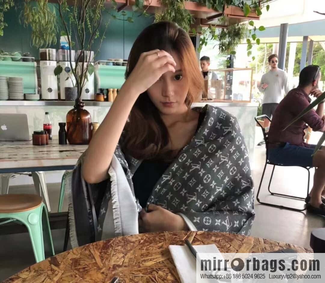 ๐๐จ๐ฎ๐ข๐ฌ ๐๐ฎ๐ข๐ญ๐ญ๐จษดโขใ shine monogram scarf shawl M71378