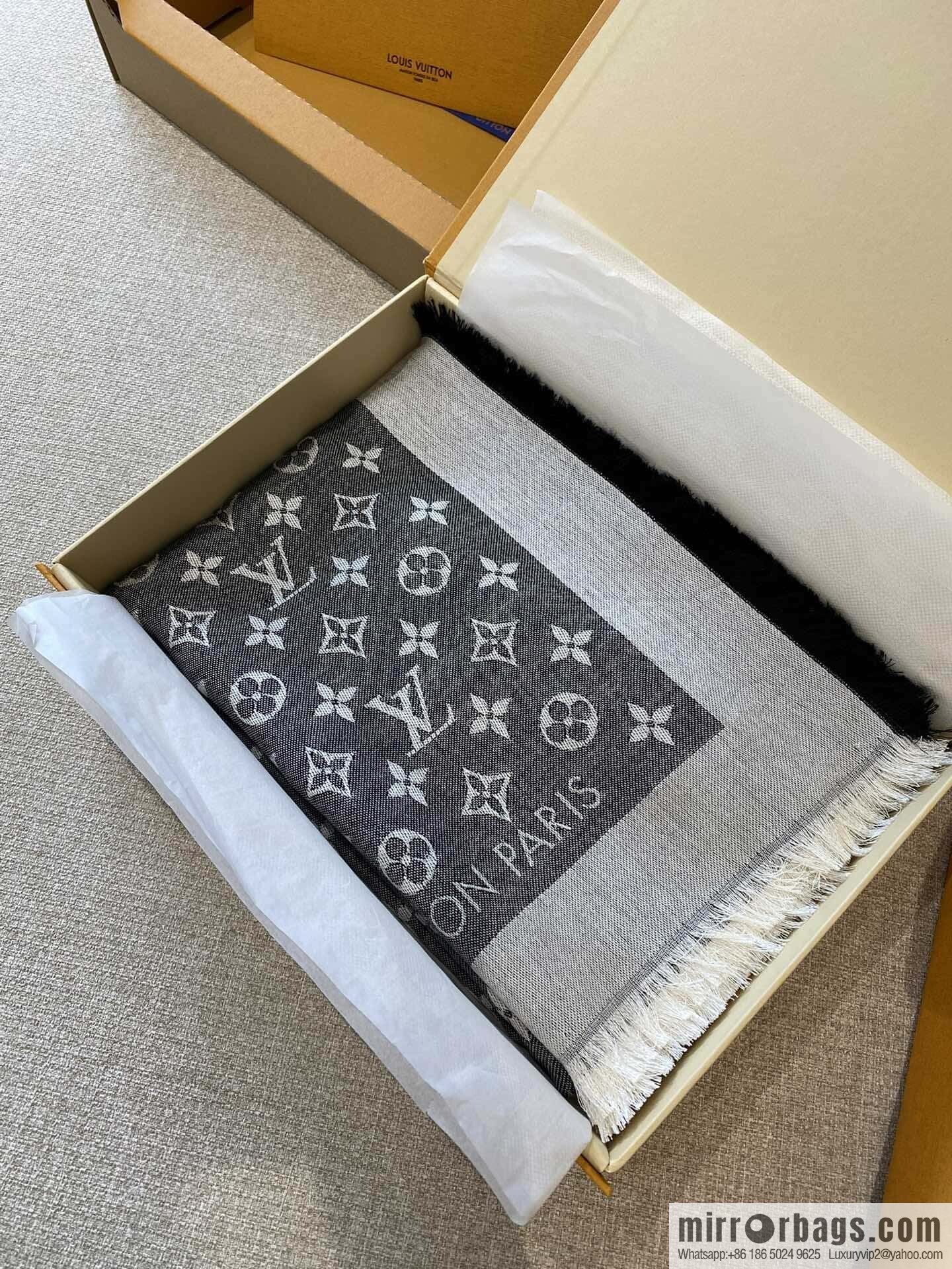 ๐๐จ๐ฎ๐ข๐ฌ ๐๐ฎ๐ข๐ญ๐ญ๐จษดโขใ shine monogram scarf shawl M71378