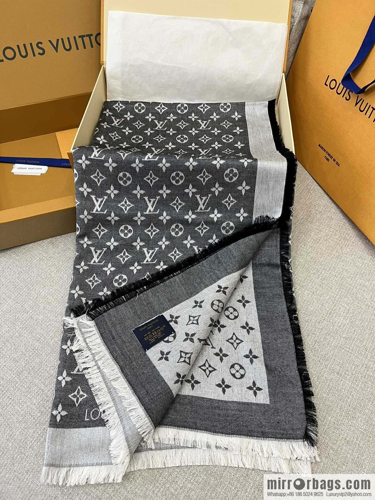 ๐๐จ๐ฎ๐ข๐ฌ ๐๐ฎ๐ข๐ญ๐ญ๐จษดโขใ shine monogram scarf shawl M71378