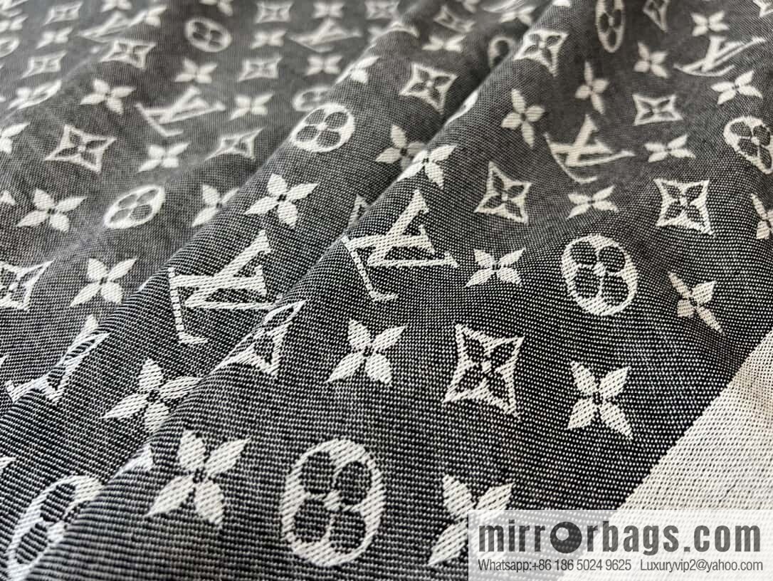 ๐๐จ๐ฎ๐ข๐ฌ ๐๐ฎ๐ข๐ญ๐ญ๐จษดโขใ shine monogram scarf shawl M71378