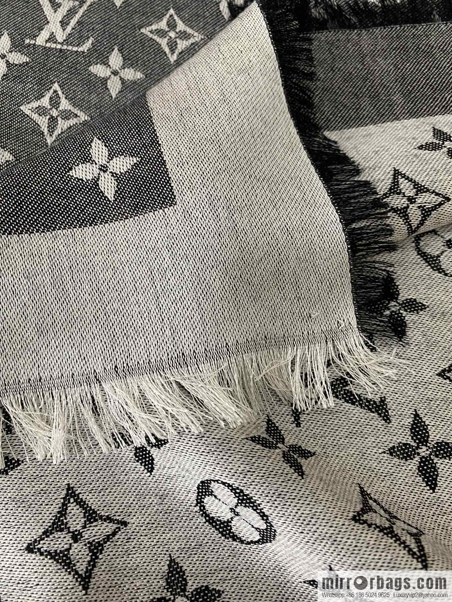 ๐๐จ๐ฎ๐ข๐ฌ ๐๐ฎ๐ข๐ญ๐ญ๐จษดโขใ shine monogram scarf shawl M71378