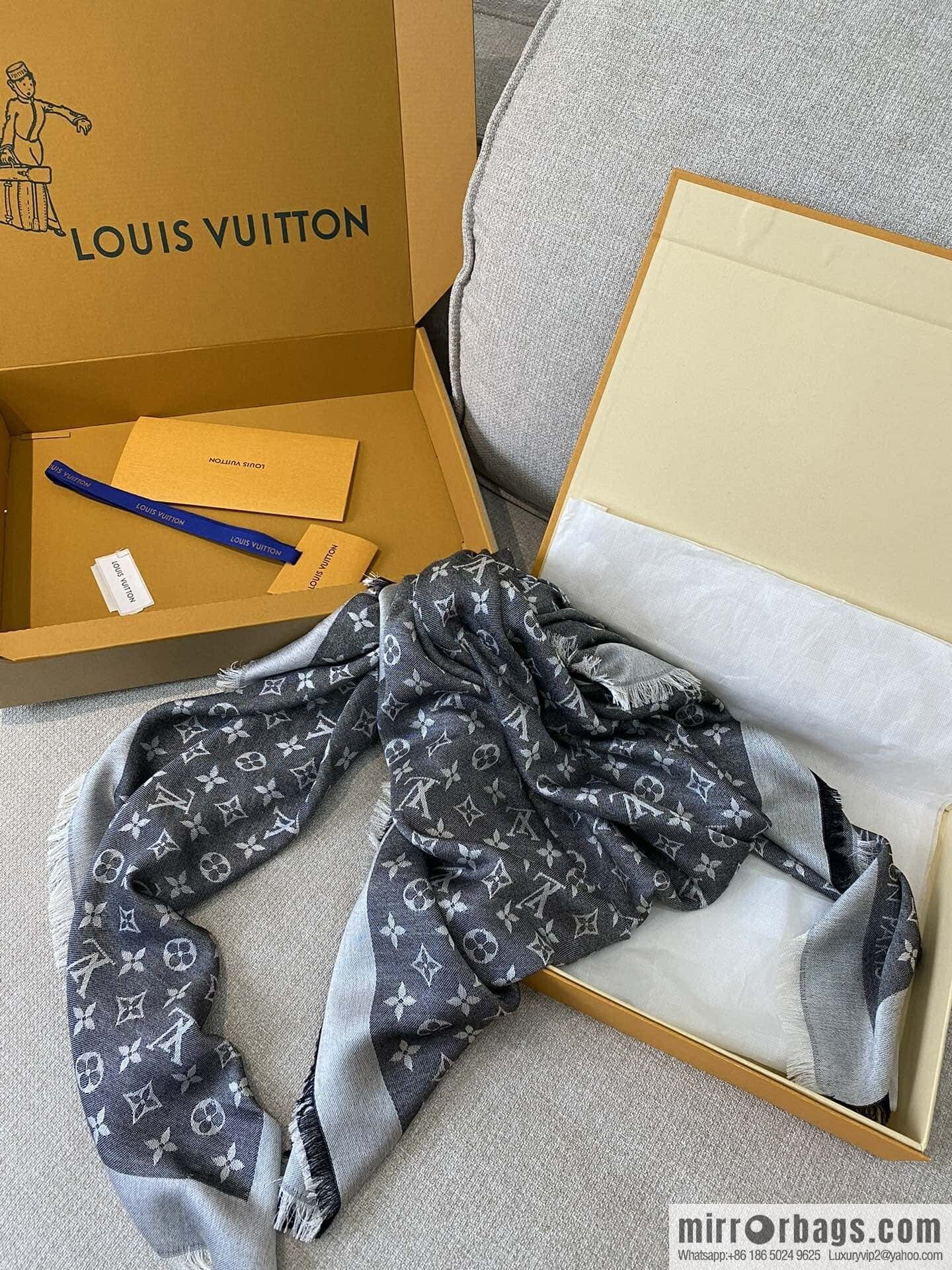 ๐๐จ๐ฎ๐ข๐ฌ ๐๐ฎ๐ข๐ญ๐ญ๐จษดโขใ shine monogram scarf shawl M71378