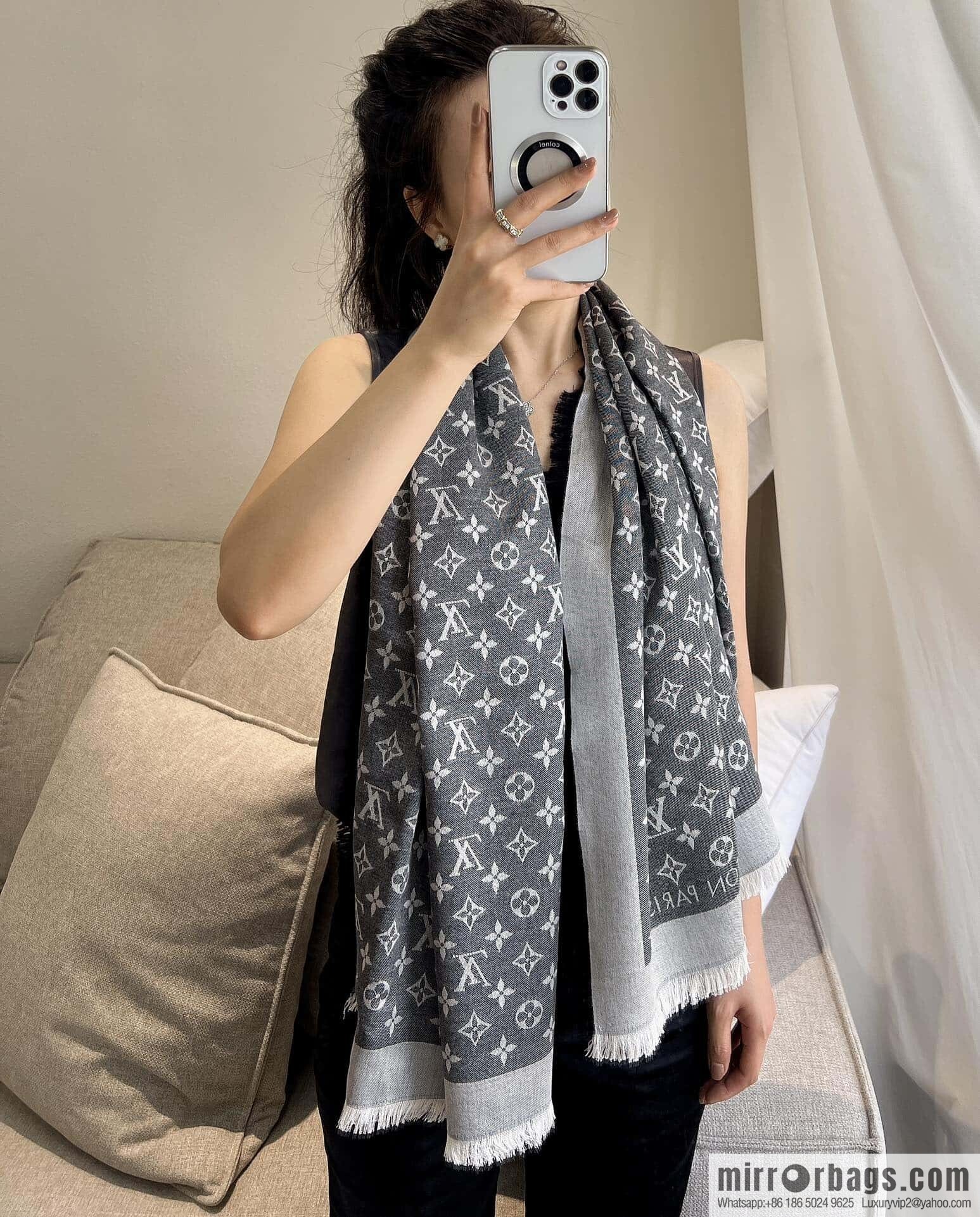 ๐๐จ๐ฎ๐ข๐ฌ ๐๐ฎ๐ข๐ญ๐ญ๐จษดโขใ shine monogram scarf shawl M71378