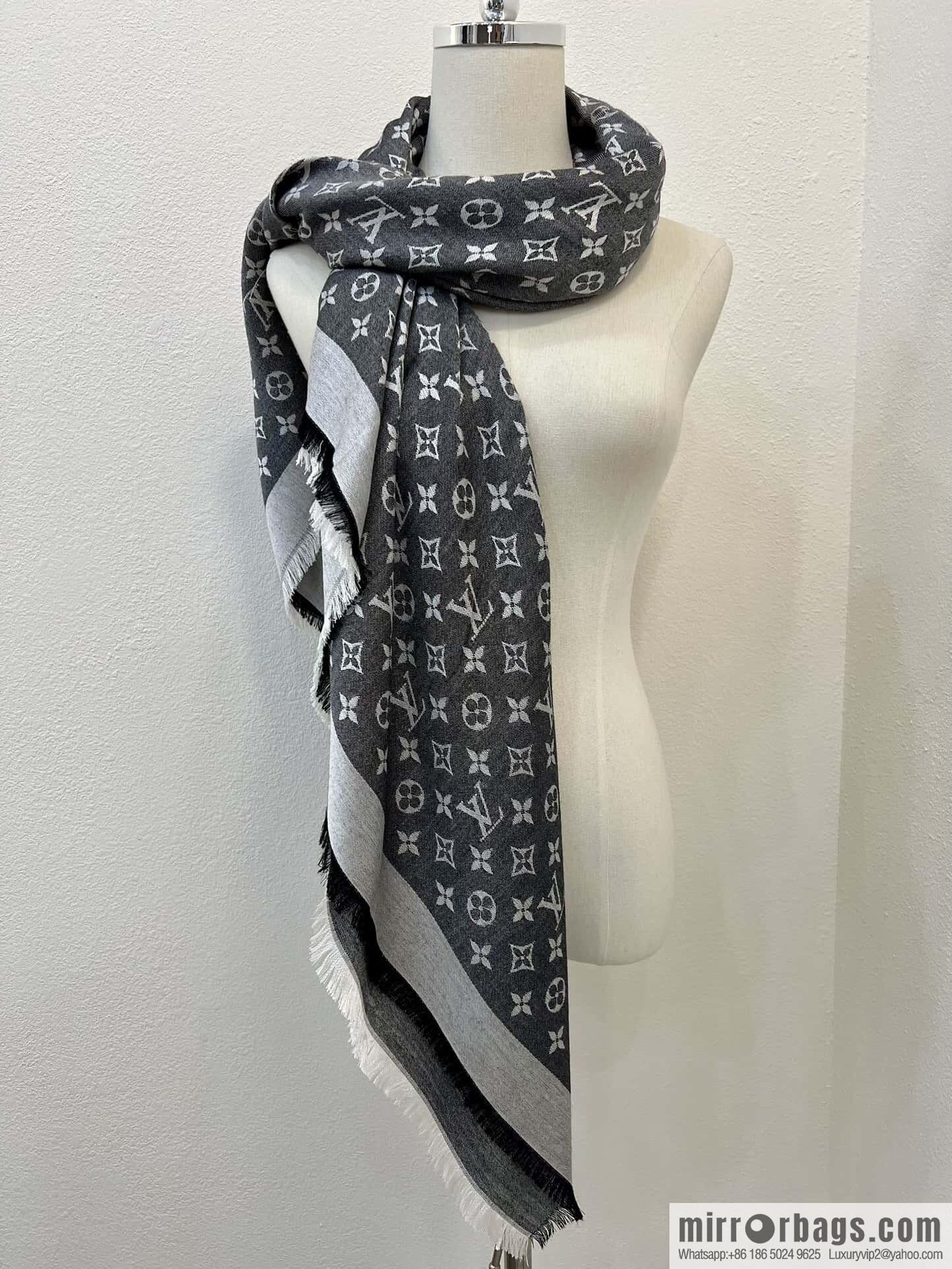 ๐๐จ๐ฎ๐ข๐ฌ ๐๐ฎ๐ข๐ญ๐ญ๐จษดโขใ shine monogram scarf shawl M71378