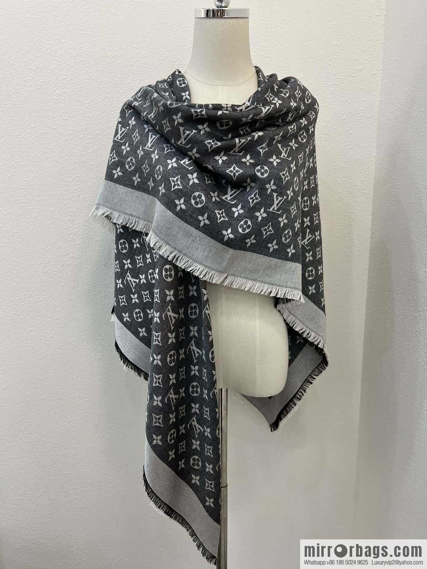 ๐๐จ๐ฎ๐ข๐ฌ ๐๐ฎ๐ข๐ญ๐ญ๐จษดโขใ shine monogram scarf shawl M71378