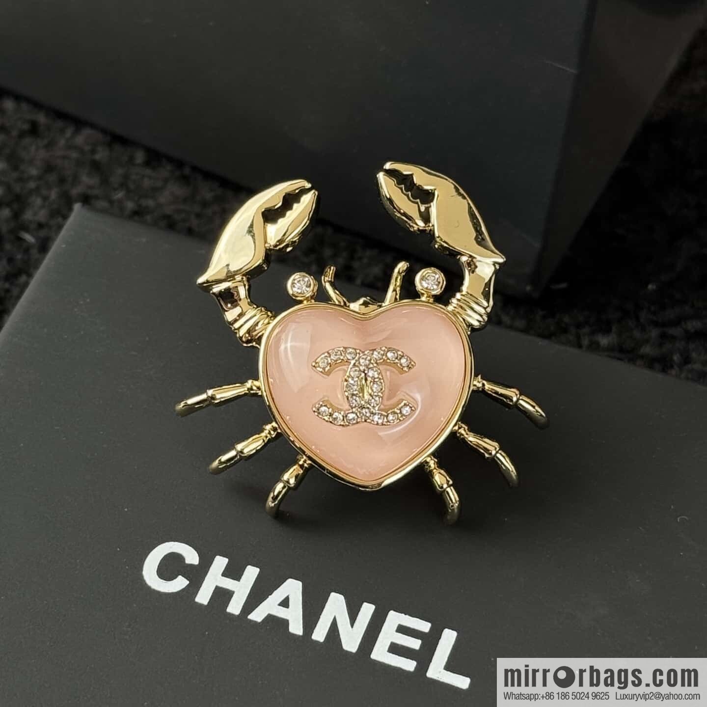 ❗️New ❗️☀️ new ☑️ Chanel double c peach heart love crab brooch ☀️
