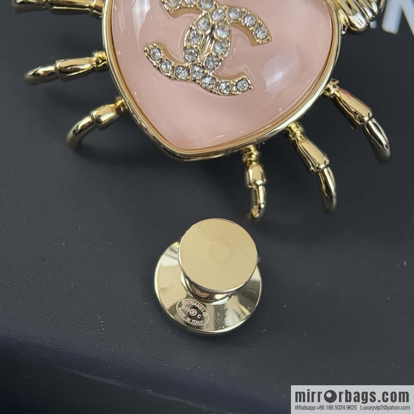 ❗️New ❗️☀️ new ☑️ Chanel double c peach heart love crab brooch ☀️