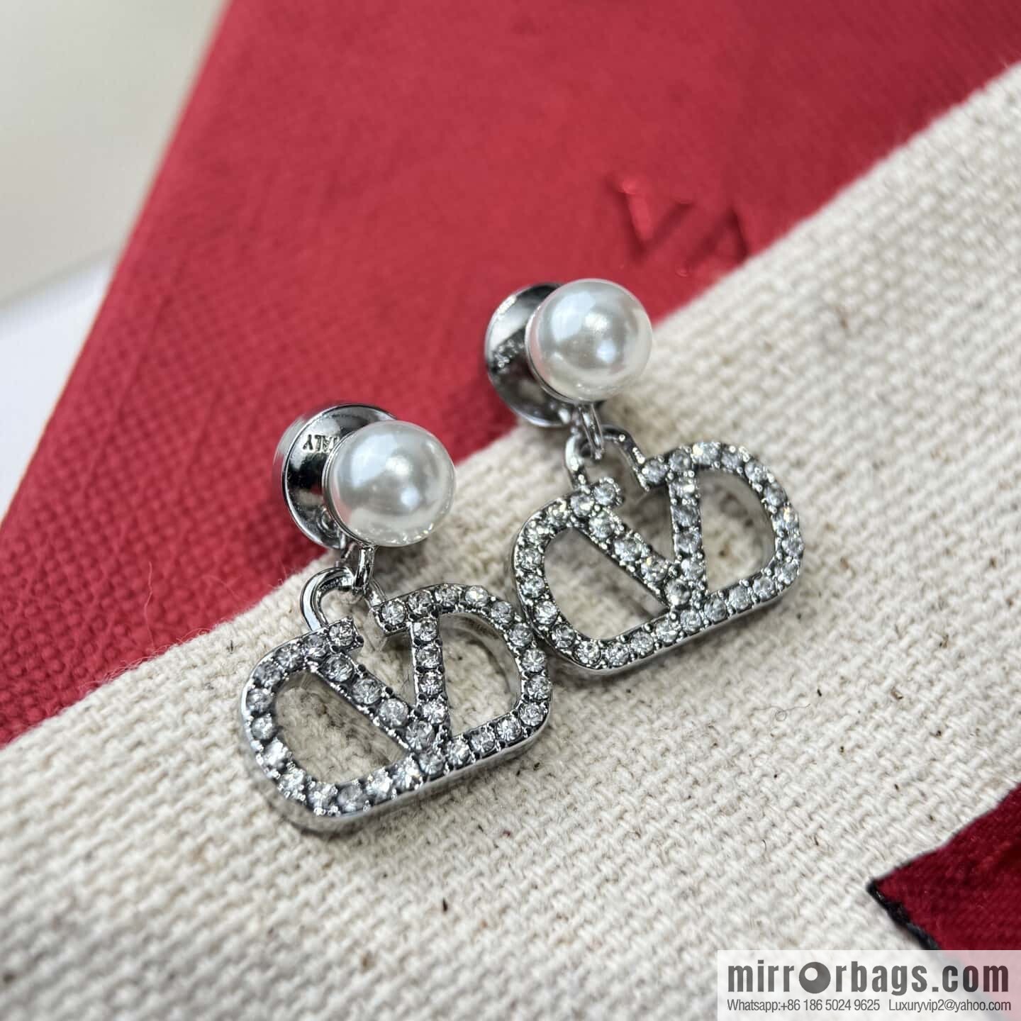 ❗️New ❗️ New ☑️ Valentino brick pearl stud earrings