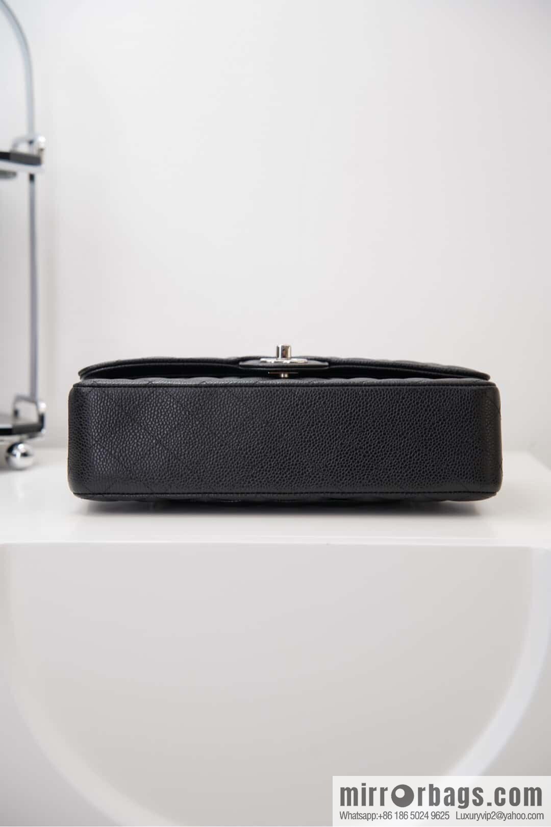 ℂ𝔽 𝗖𝗹𝗮𝘀𝘀𝗶𝗰 𝗙𝗹𝗮𝗽 | Original Caviar 🐂 Medium, Black Silver 🖤 A01112