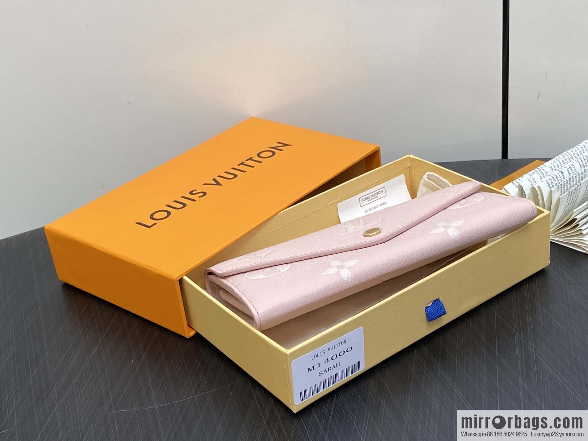 [Boutique‑grade] M14000 pink silk screen print, full leather flip wallet, this Sarah wallet.