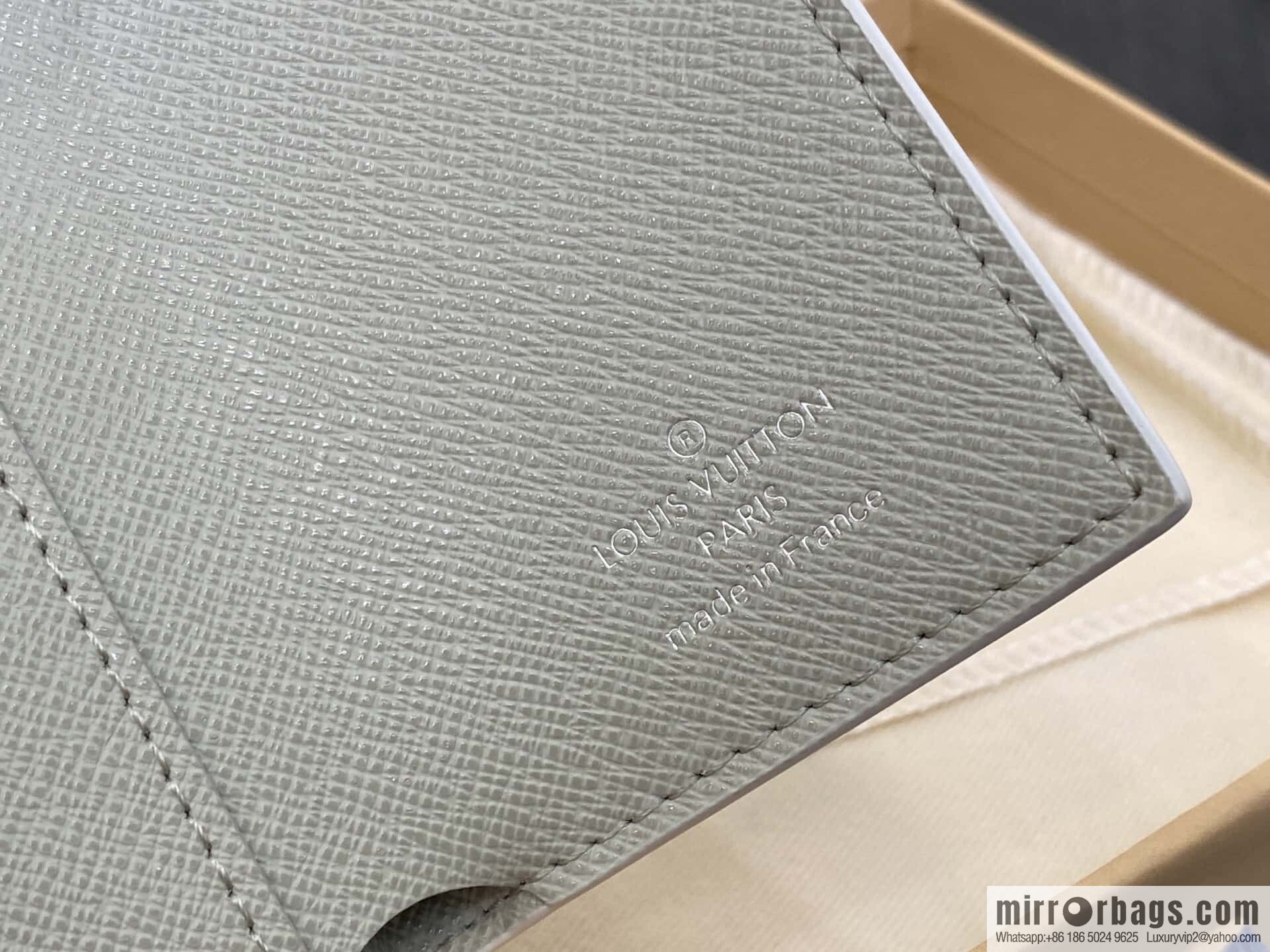 [Premium‑quality] M14122 white gradual change three fold wallet Victor wallet