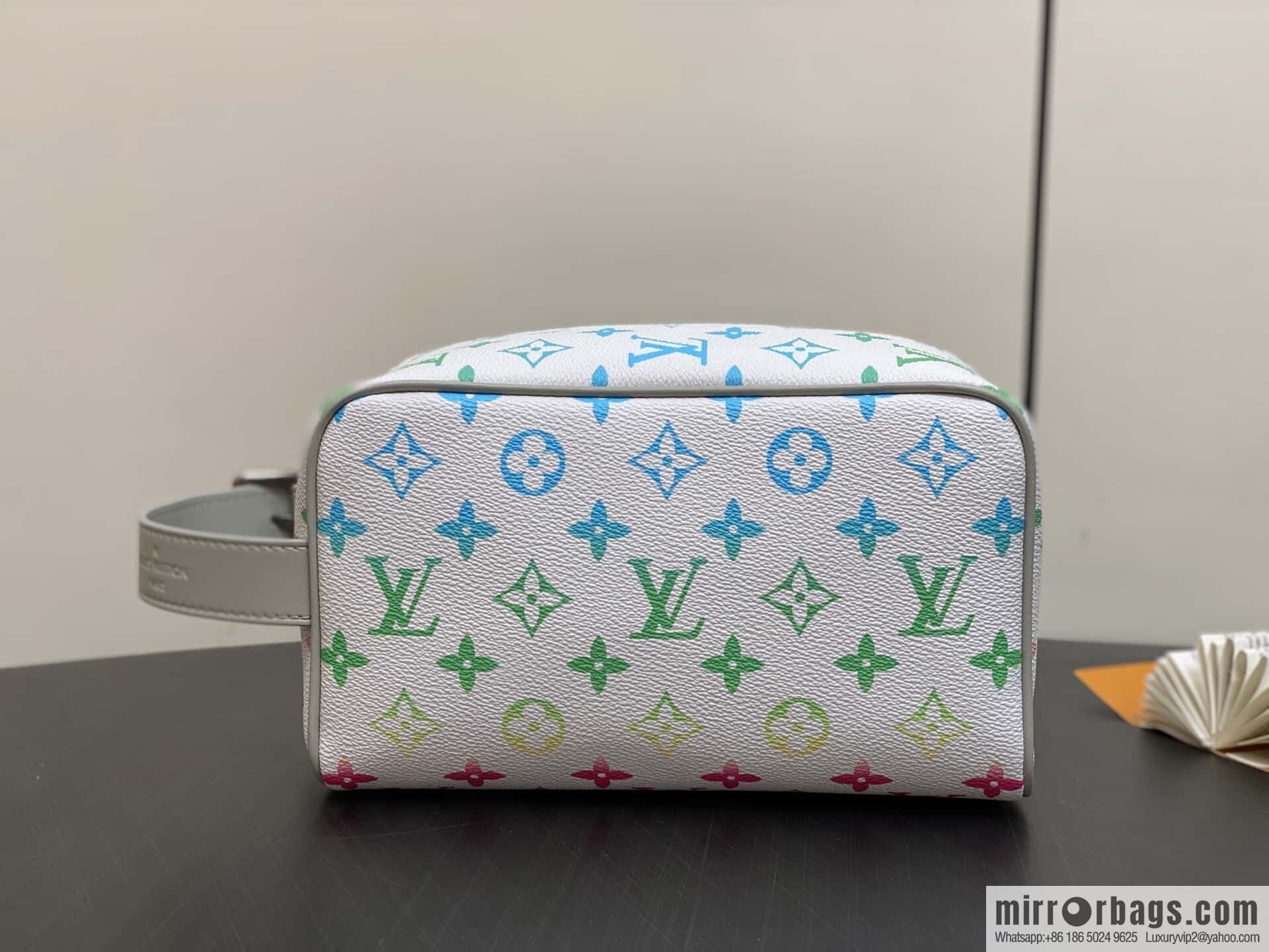 [Boutique‑grade] M14034 white gradual change cosmetic bag toilet bag, this Locker Dopp Kit toilet bag
