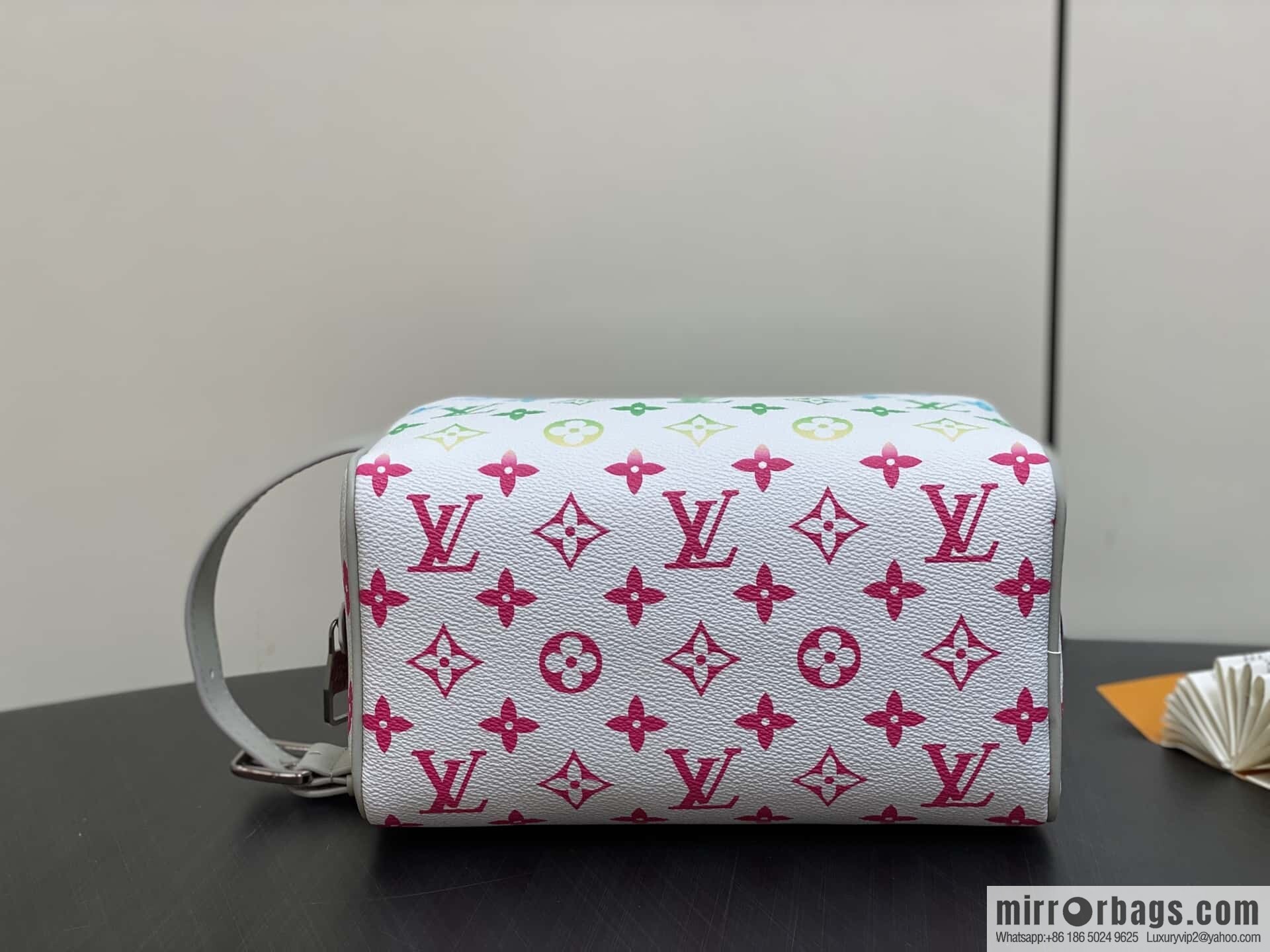[Boutique‑grade] M14034 white gradual change cosmetic bag toilet bag, this Locker Dopp Kit toilet bag
