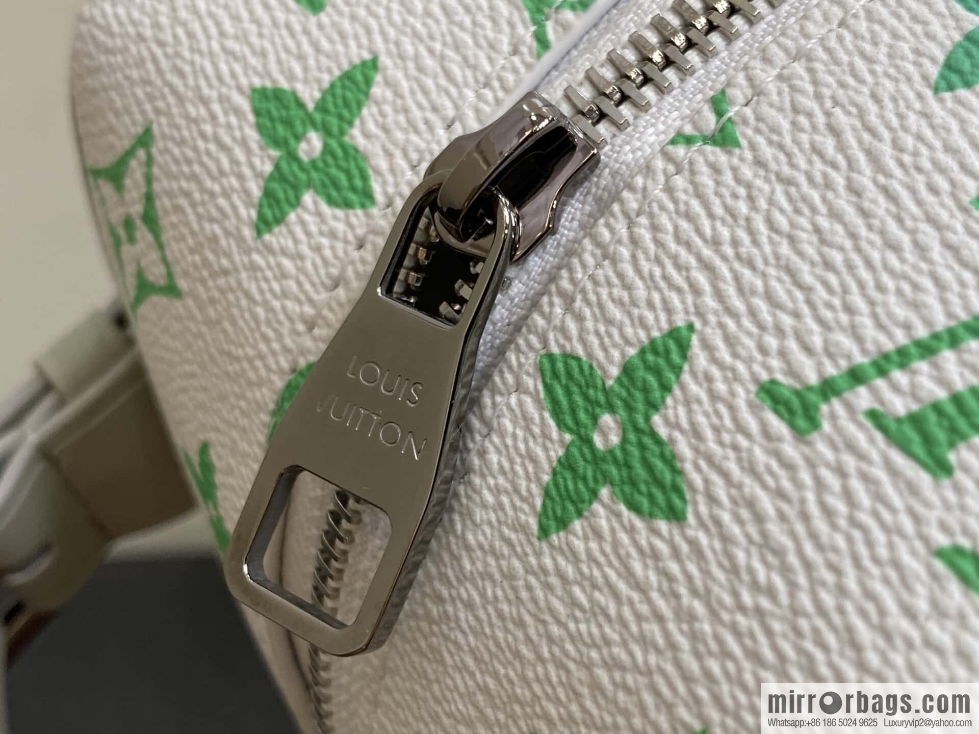 [Boutique‑grade] M14034 white gradual change cosmetic bag toilet bag, this Locker Dopp Kit toilet bag