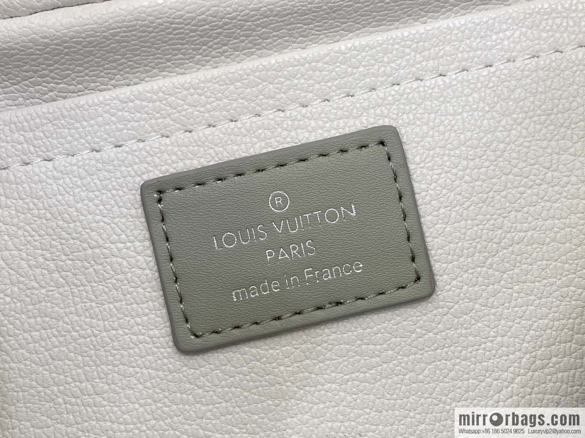 [Boutique‑grade] M14034 white gradual change cosmetic bag toilet bag, this Locker Dopp Kit toilet bag
