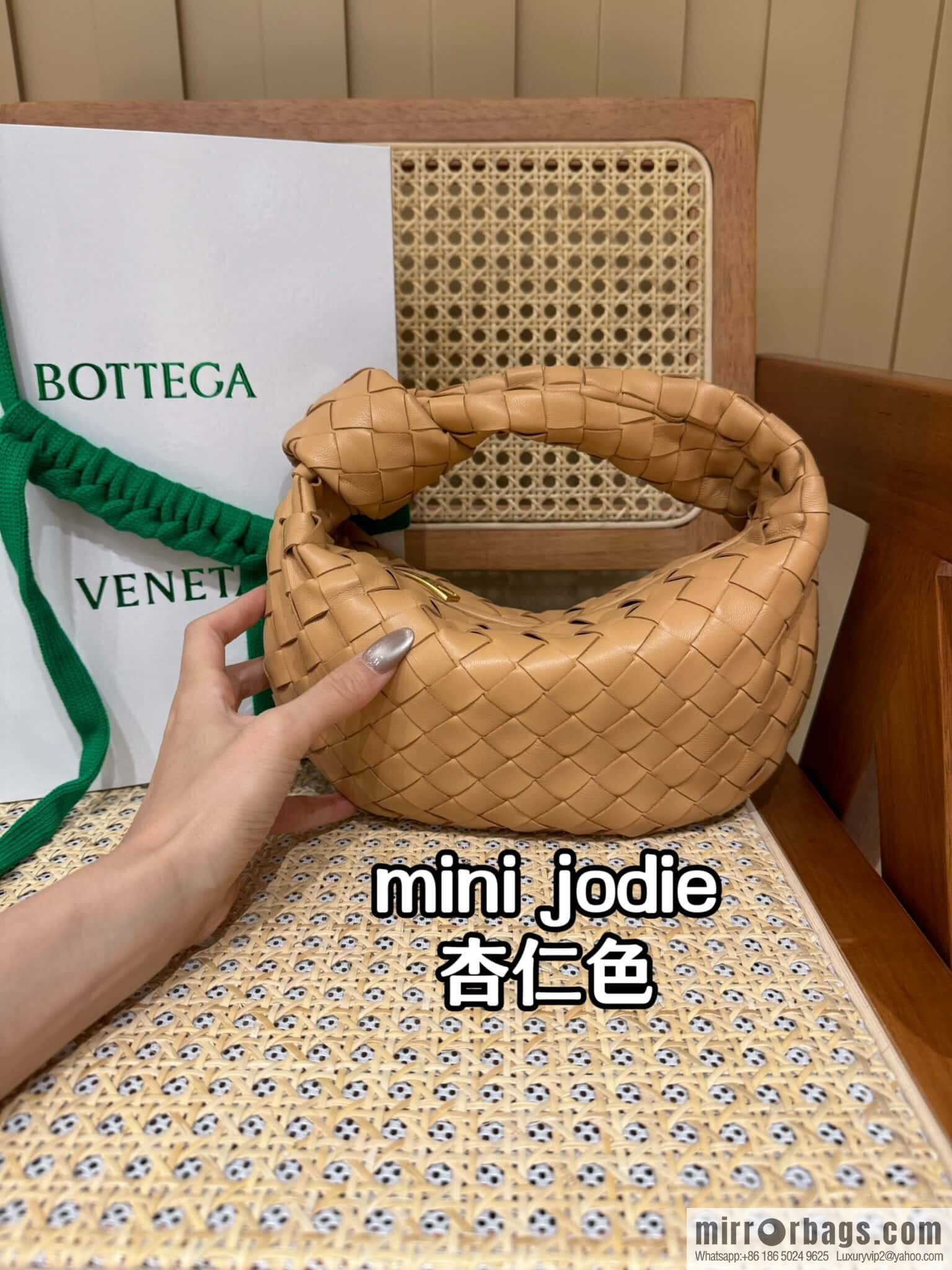 BV MINI JODIE 651876 almond