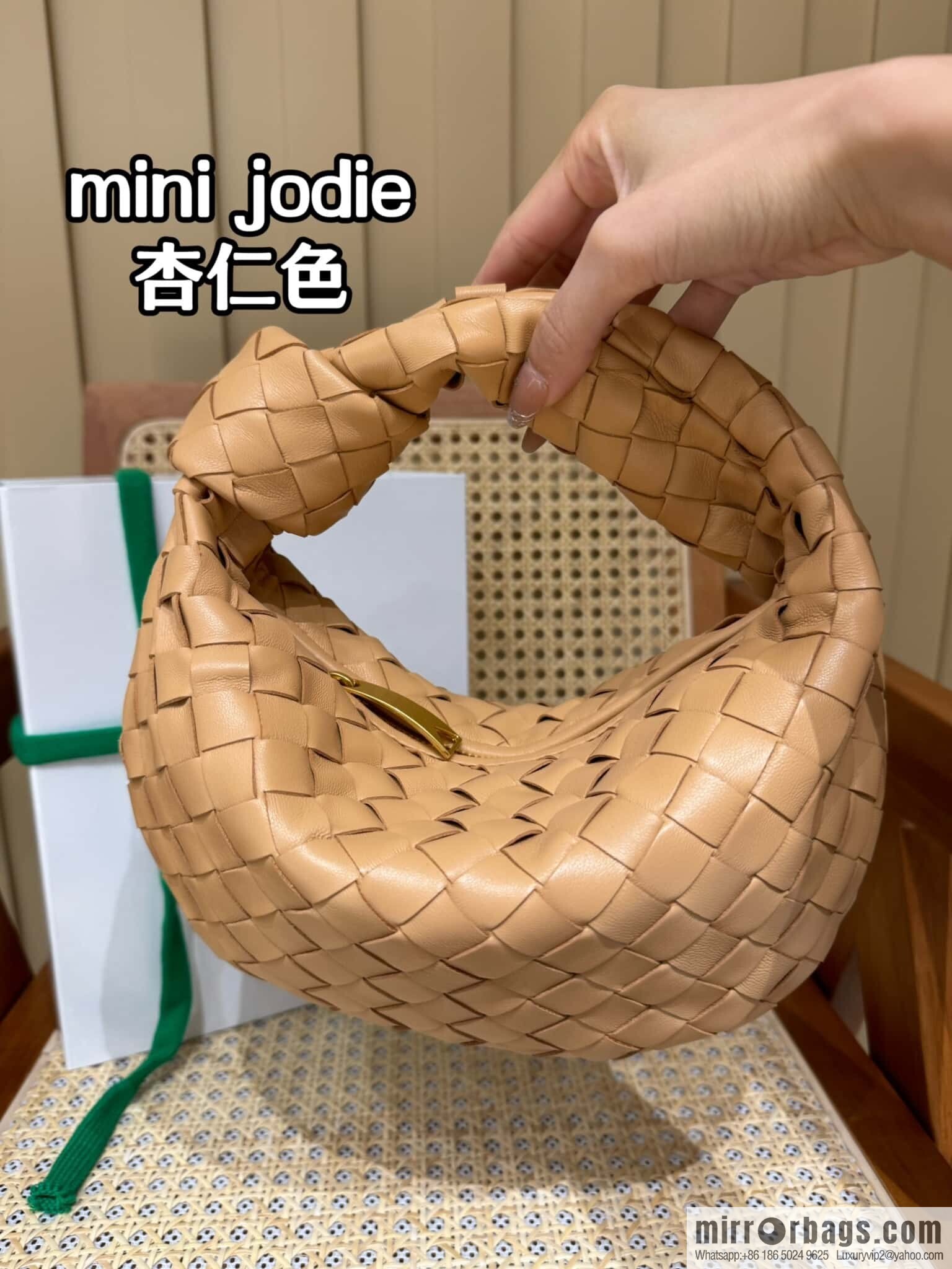 BV MINI JODIE 651876 almond