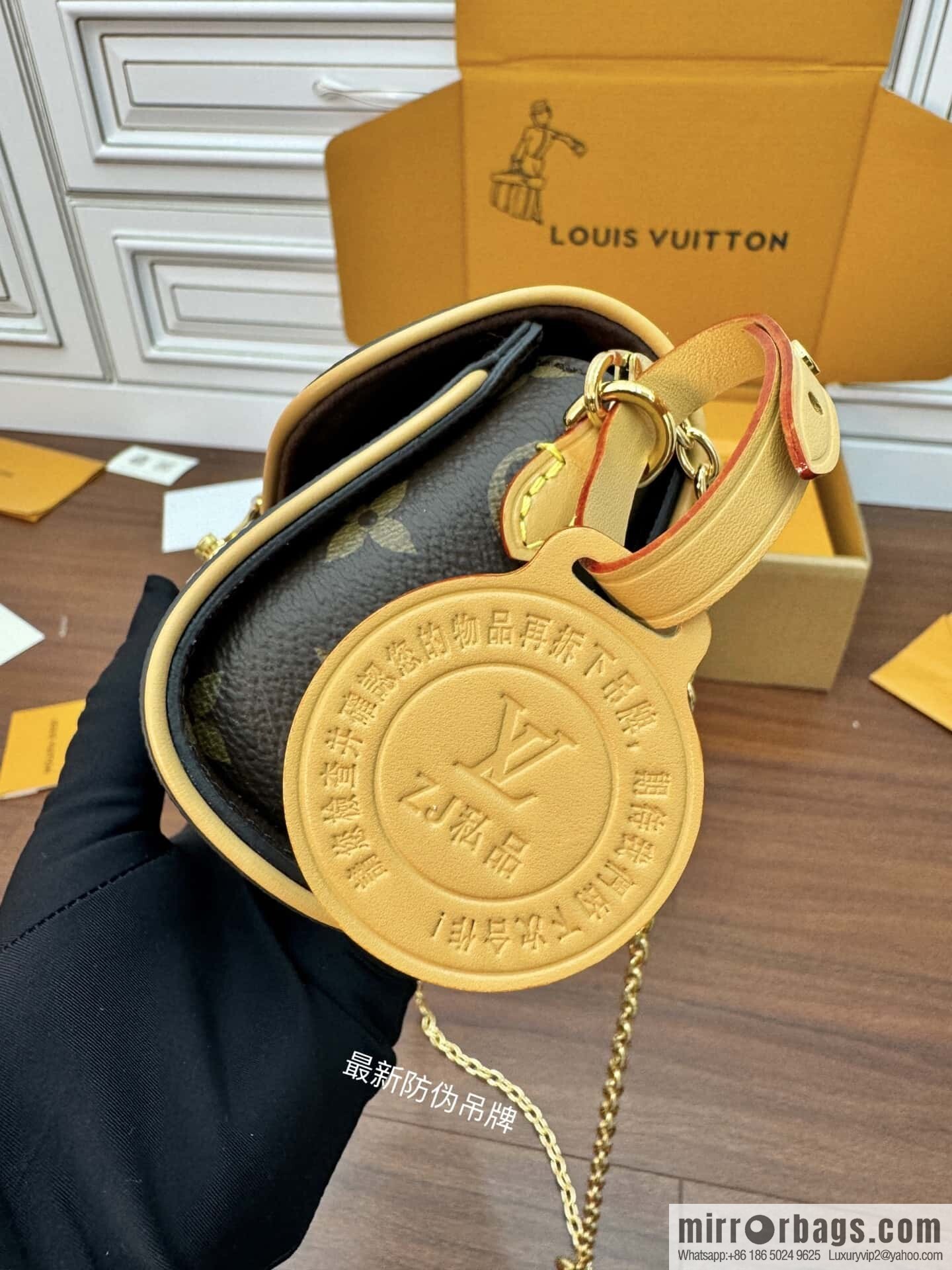 LV M13566 Pochette Camille