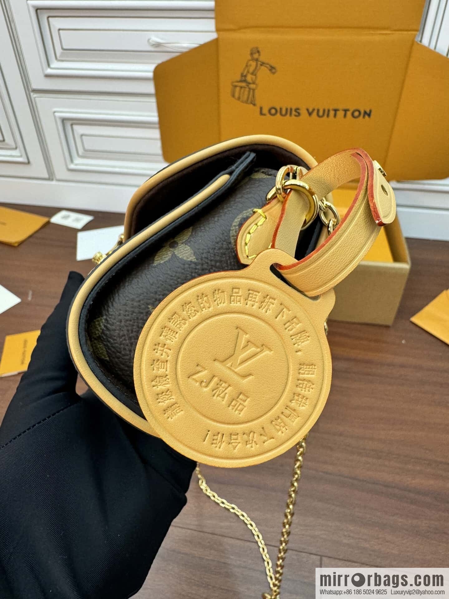LV M13566 Pochette Camille