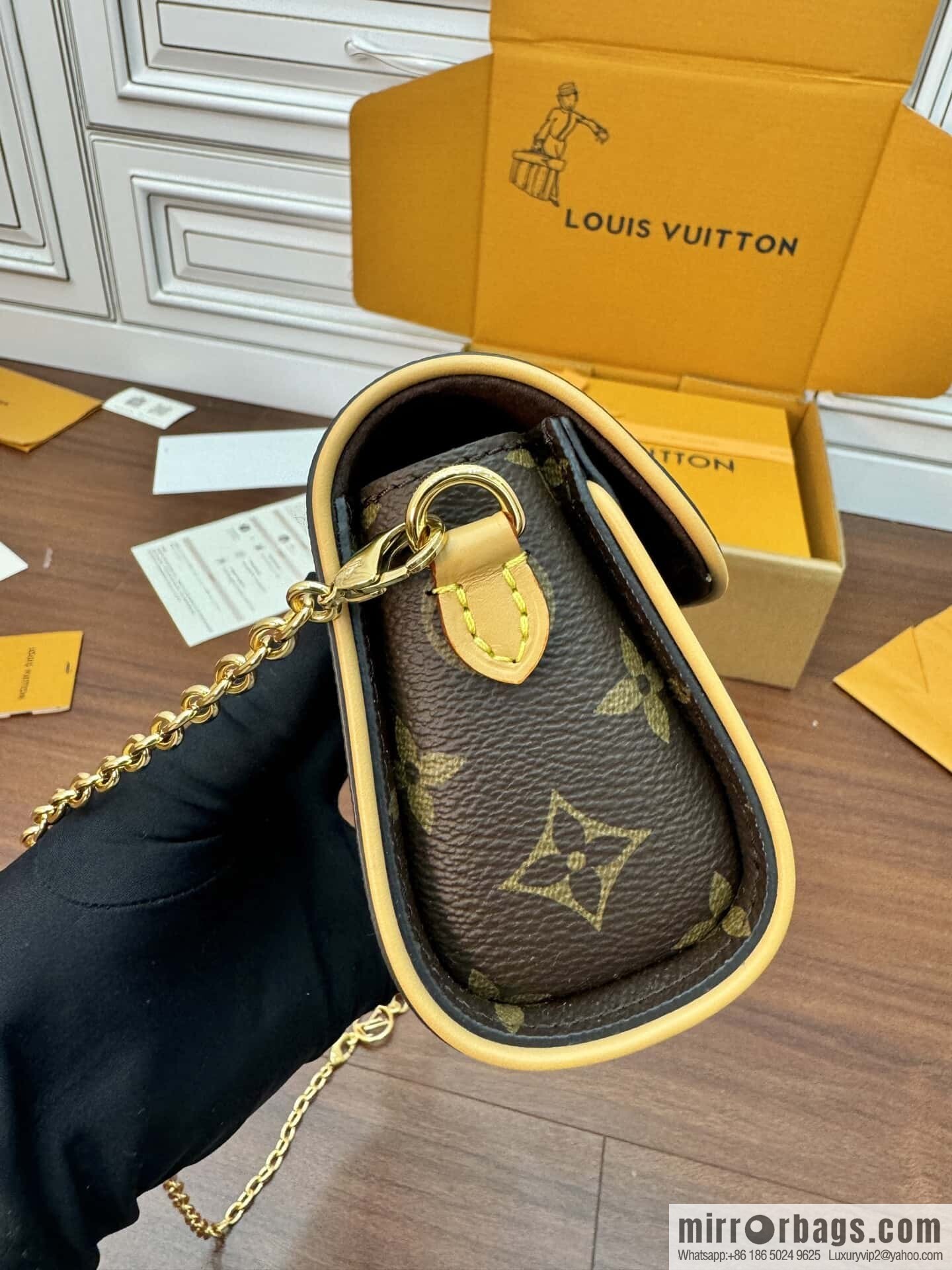 LV M13566 Pochette Camille