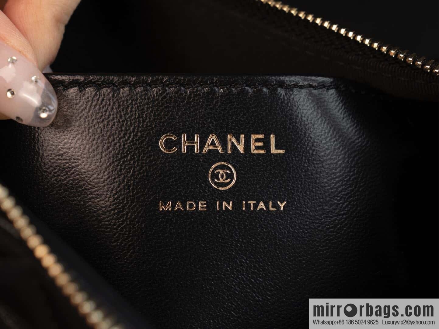 𝐂𝐡𝐚𝐧𝐞𝐥 𝟐𝟓𝐜 early spring new models, camera bag, black gold 🥂 AP4349