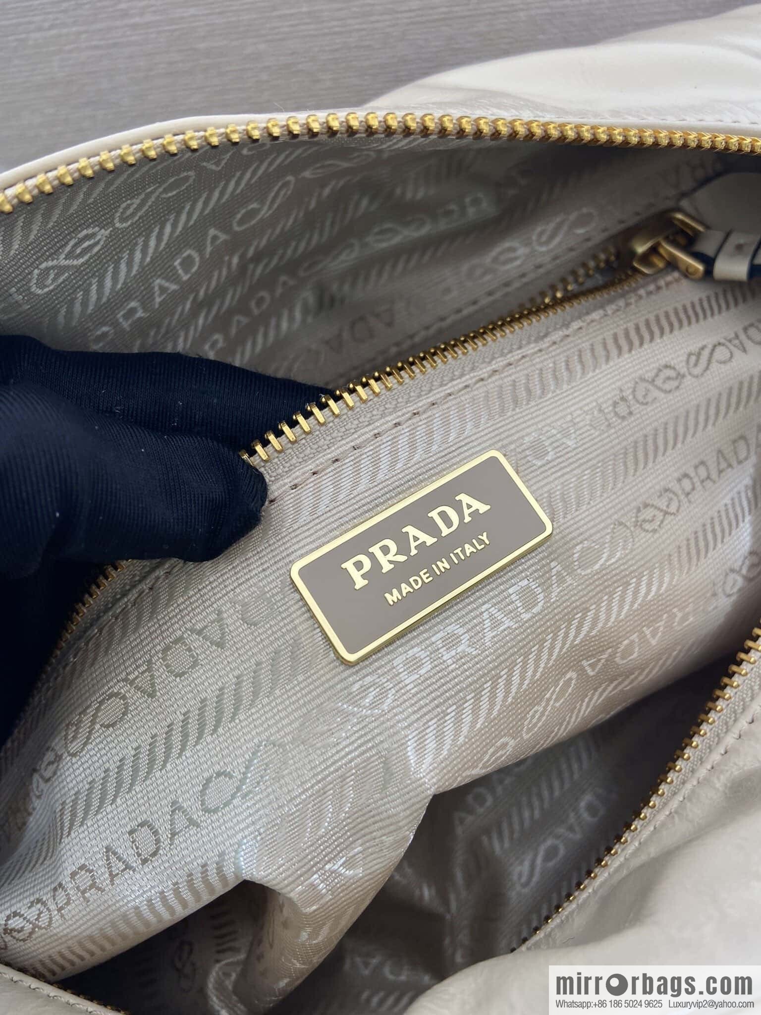 PRADA 🎉 new oil wax leather 🎉 1BB138 large🎉🎉