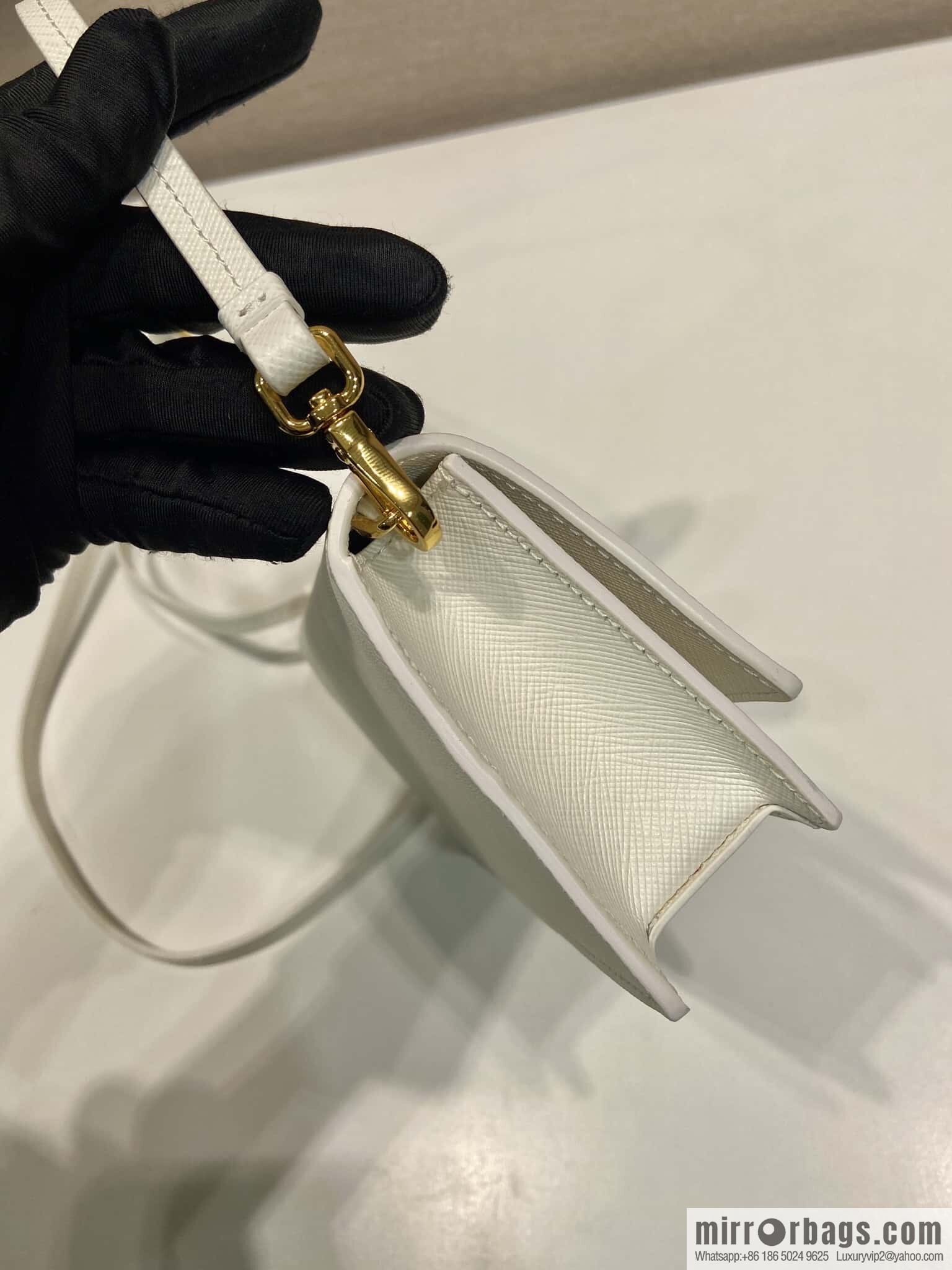 PRADA 🎉 new mini handbag 🎉 1NF059 mobile phone bag 🎉🎉 white