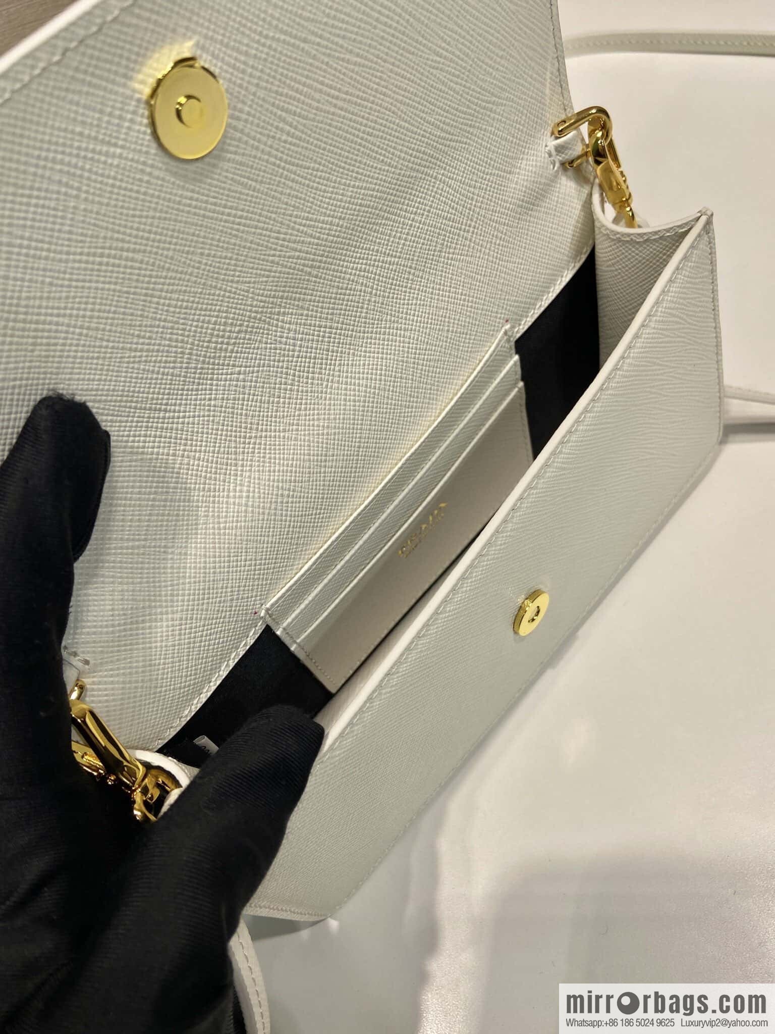 PRADA 🎉 new mini handbag 🎉 1NF059 mobile phone bag 🎉🎉 white