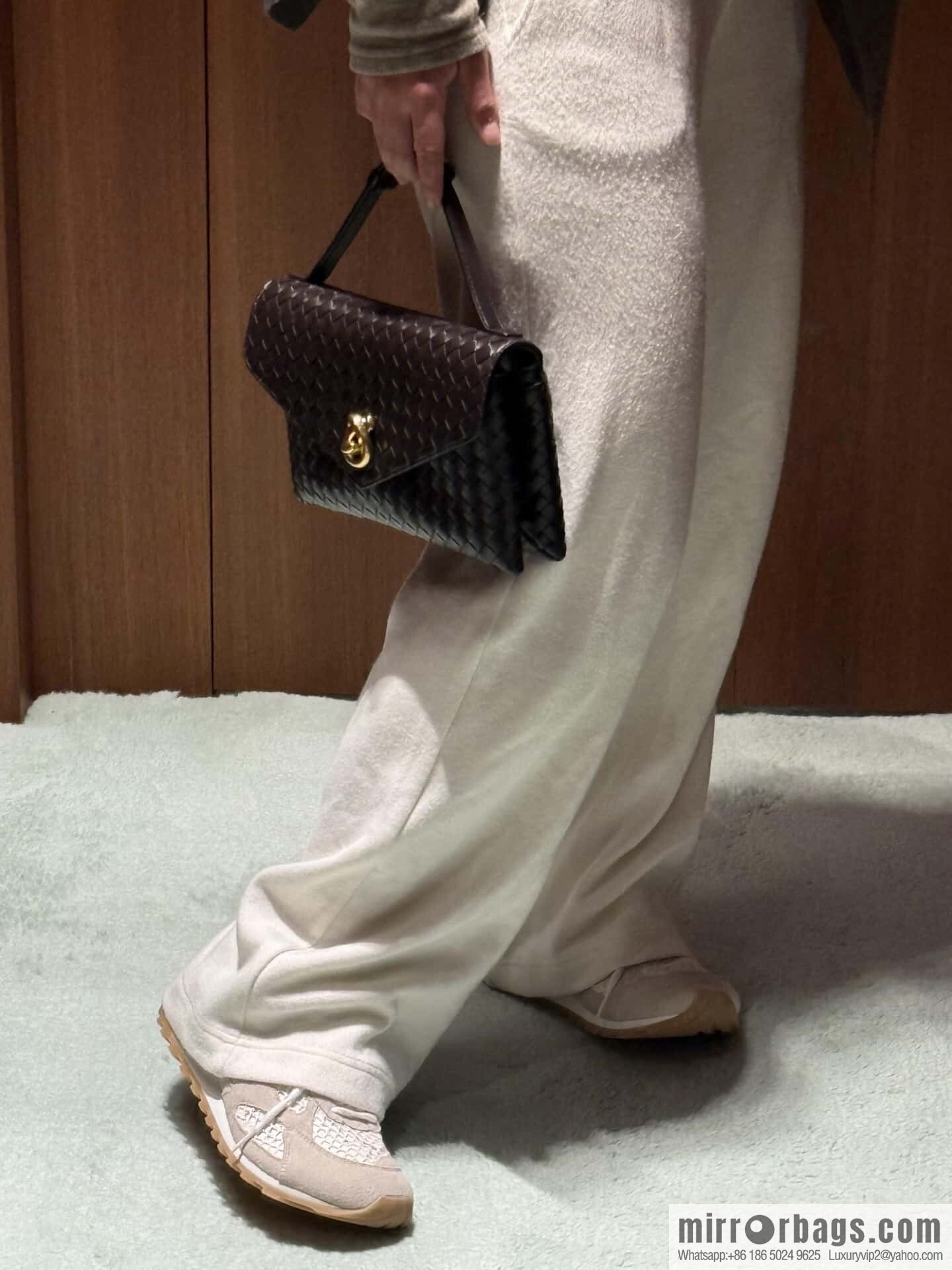 BV Knot Lock Messenger Bag 817191 Chocolate Brown