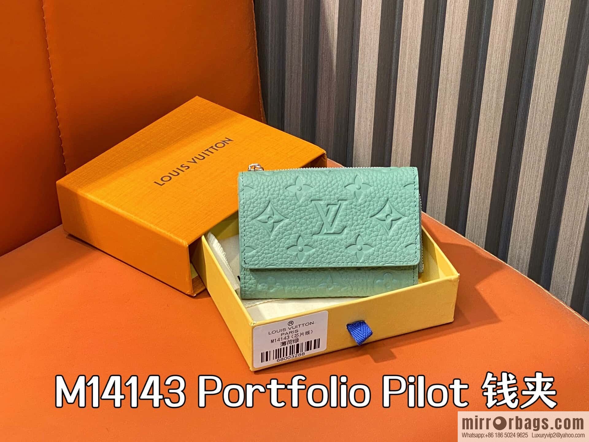 [Boutique‑grade] M14143 mint green, full leather tri-fold wallet Portfolio Pilot wallet