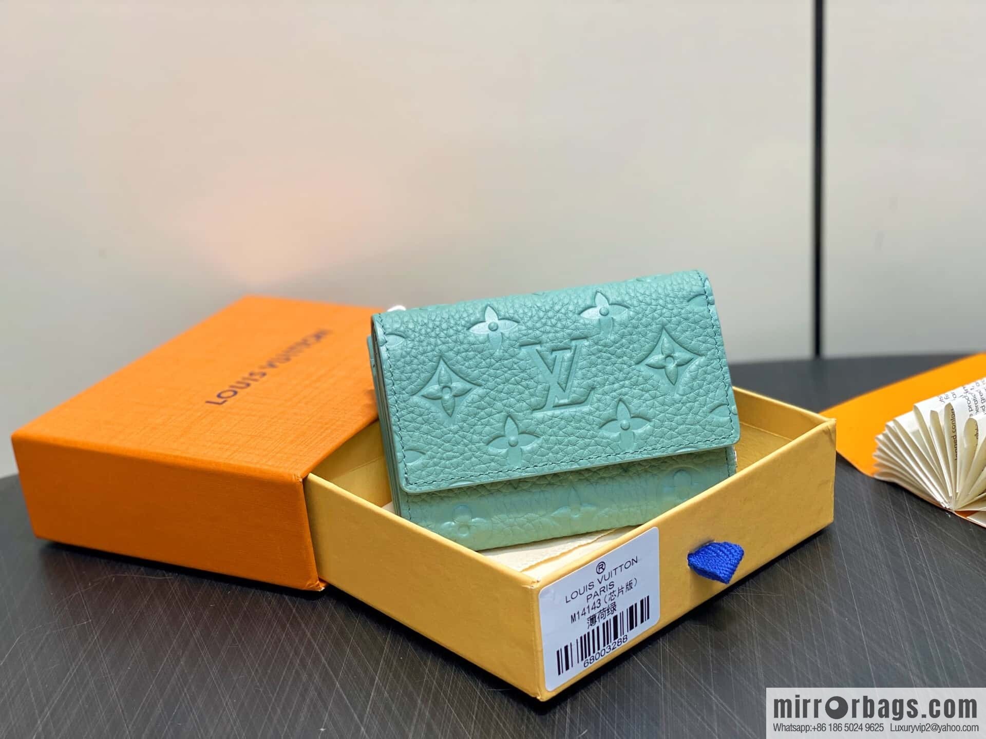 [Boutique‑grade] M14143 mint green, full leather tri-fold wallet Portfolio Pilot wallet