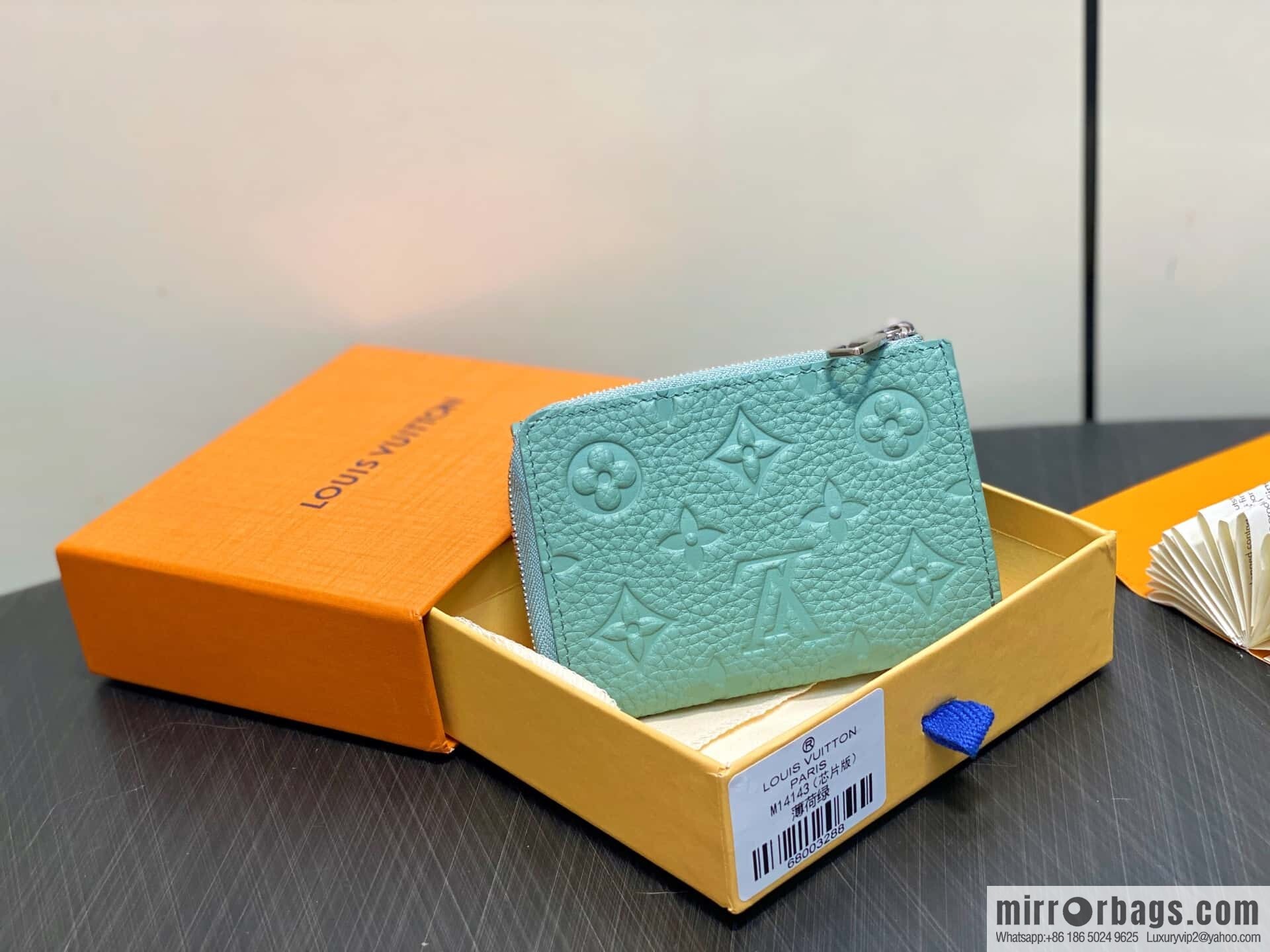 [Boutique‑grade] M14143 mint green, full leather tri-fold wallet Portfolio Pilot wallet