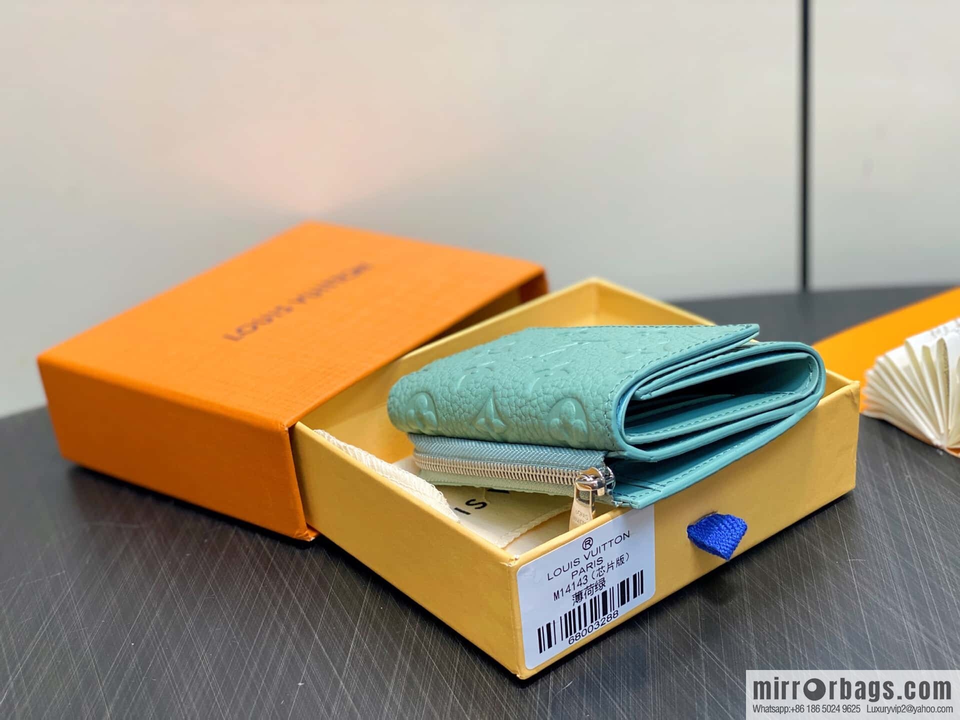 [Boutique‑grade] M14143 mint green, full leather tri-fold wallet Portfolio Pilot wallet